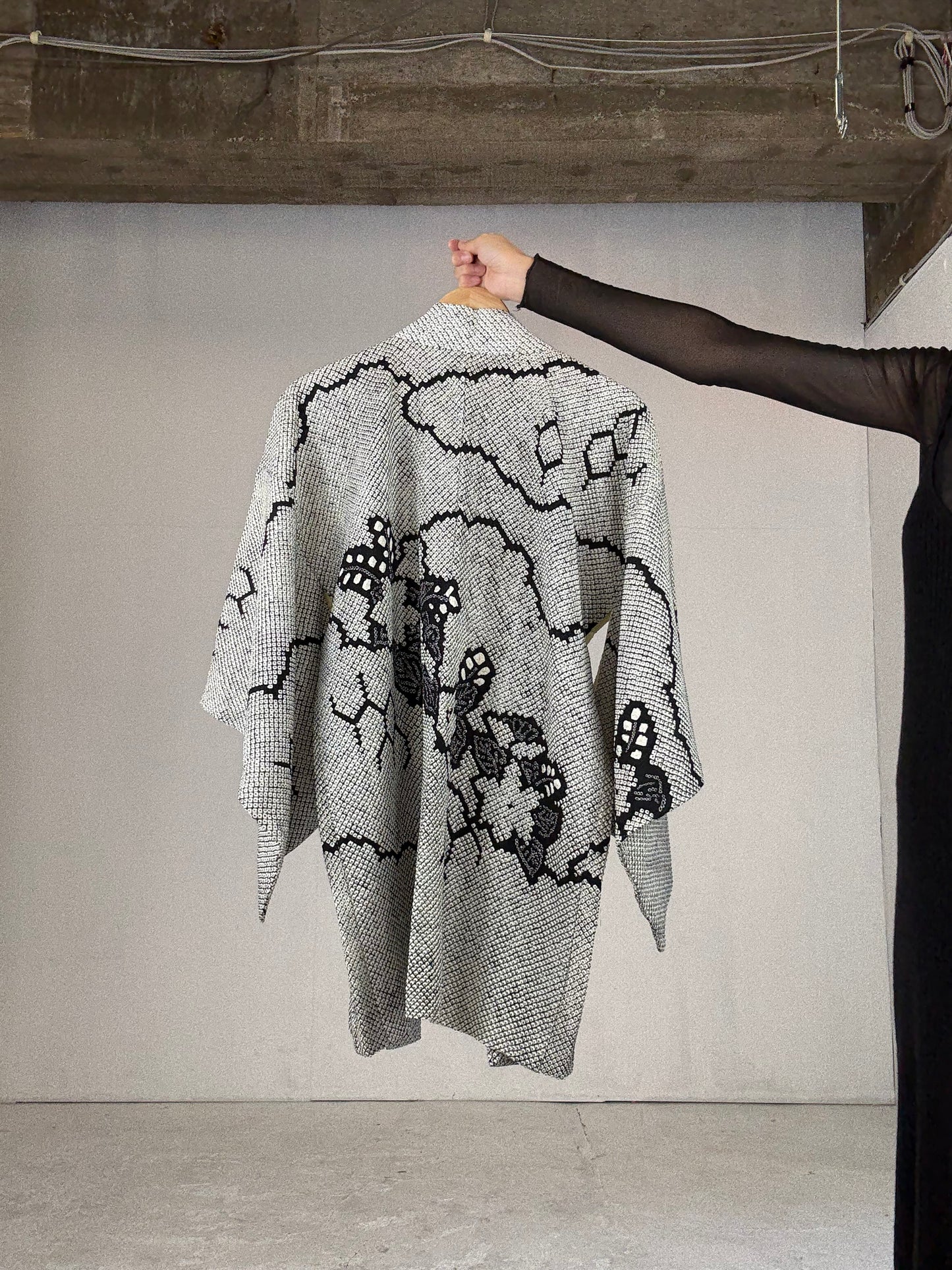 VINTAGE SHIBORI HAORI "black, hana"