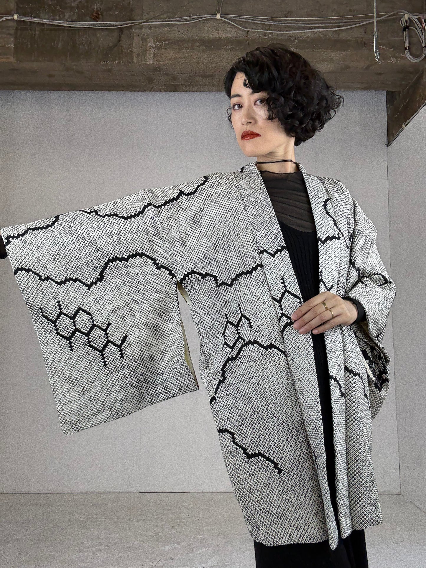 VINTAGE SHIBORI HAORI "black, hana"