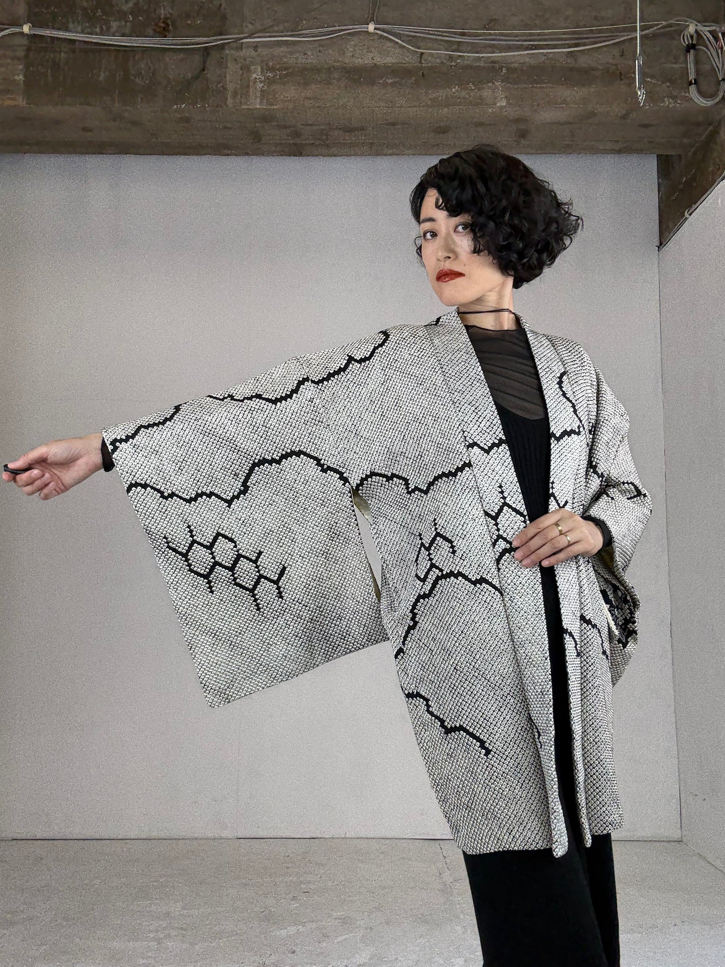 VINTAGE SHIBORI HAORI "black, hana"