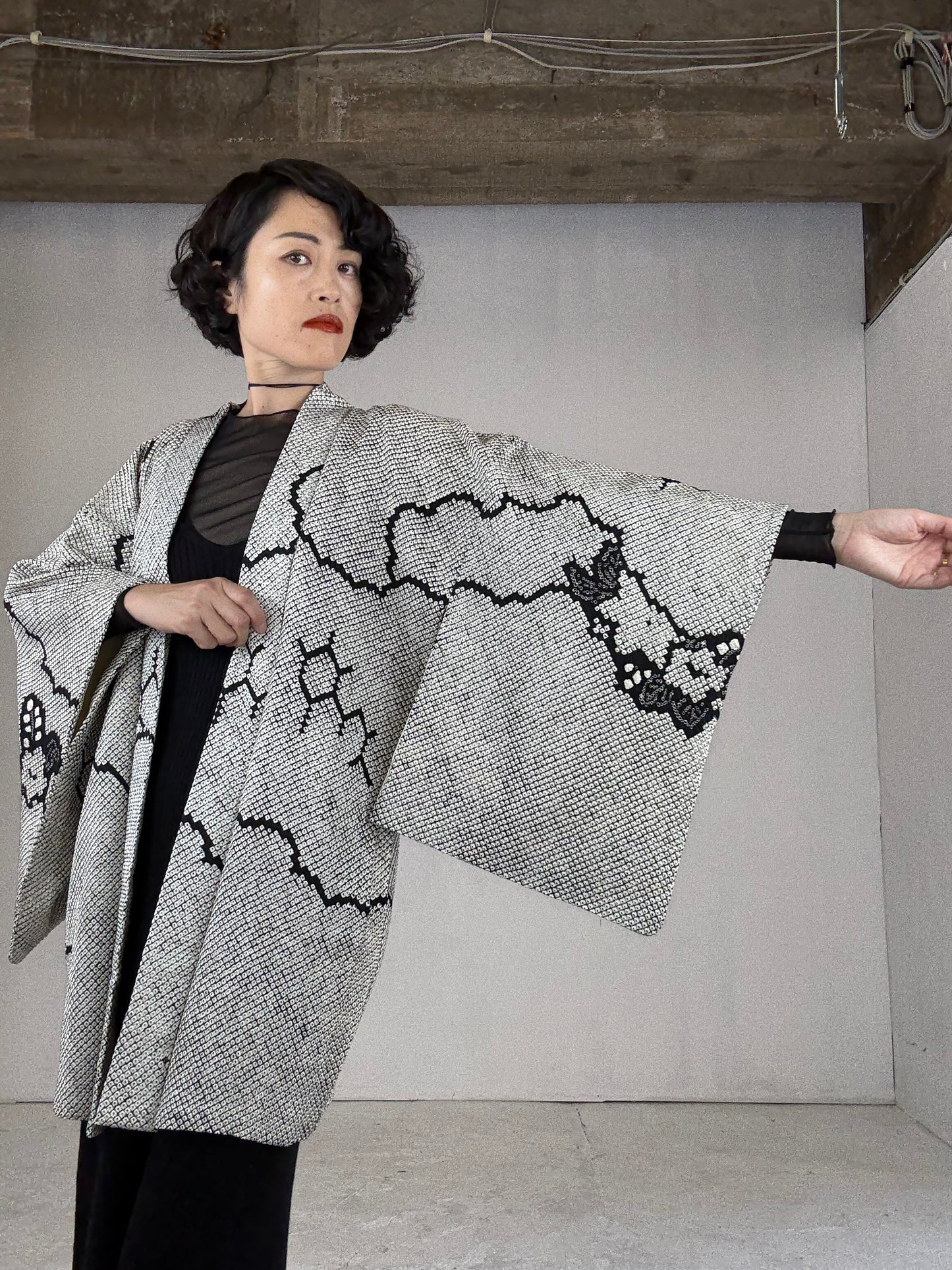 VINTAGE SHIBORI HAORI "black, hana"