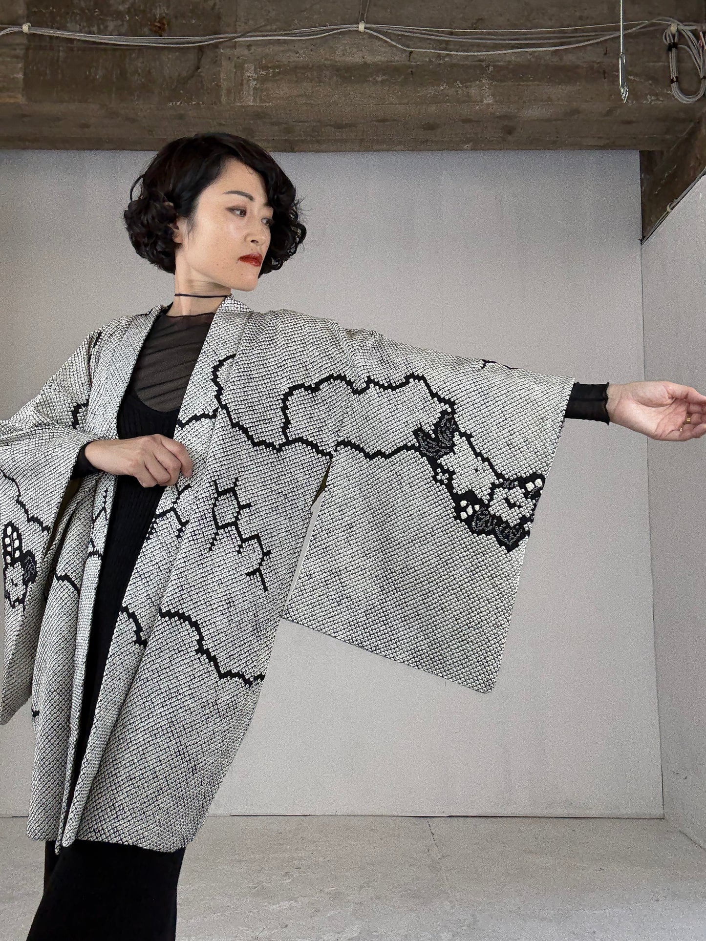 VINTAGE SHIBORI HAORI "black, hana"
