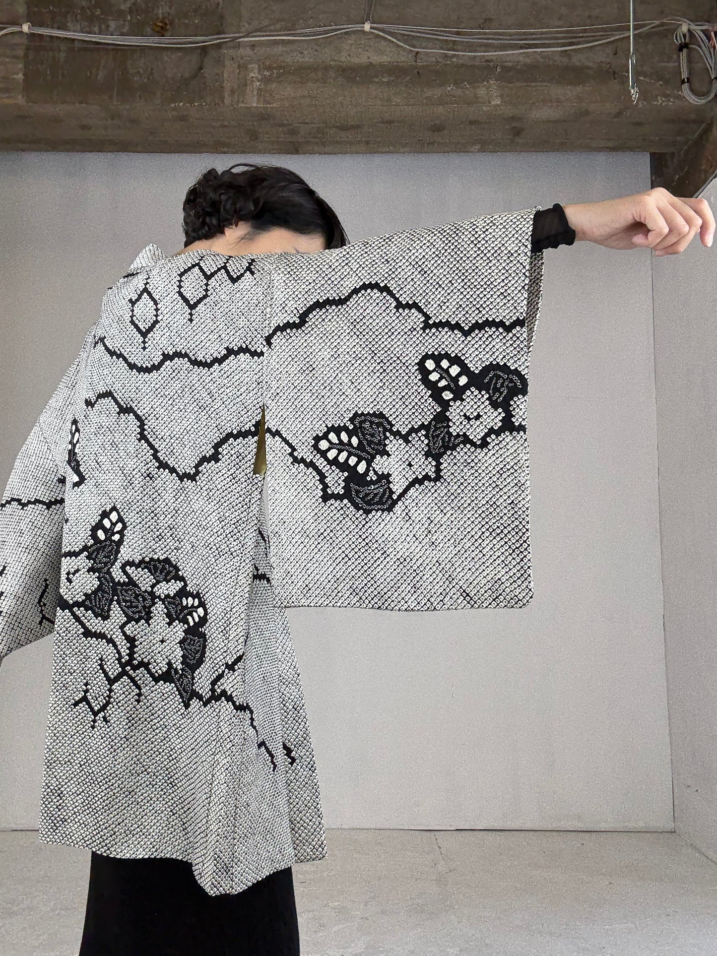 VINTAGE SHIBORI HAORI "black, hana"