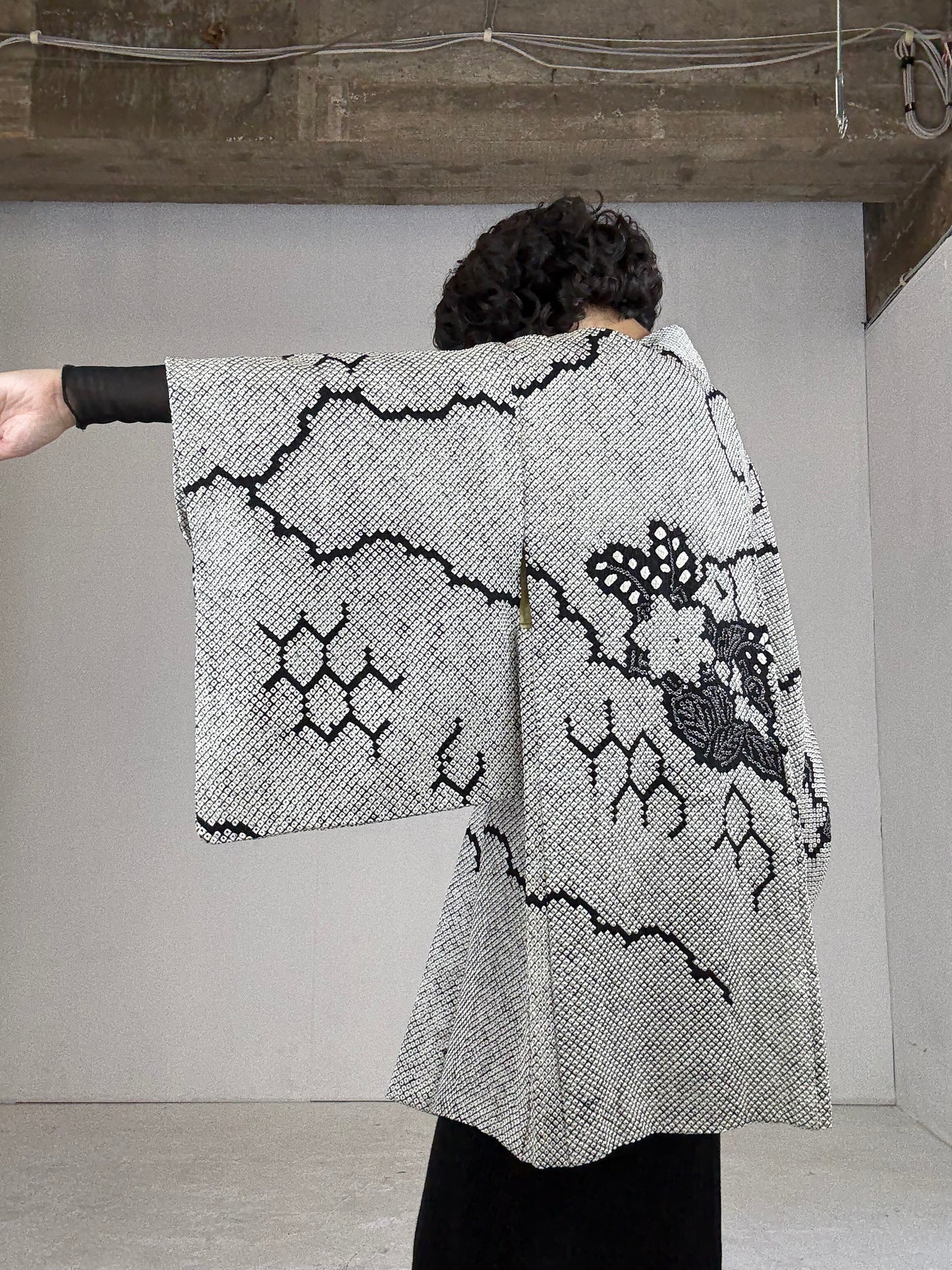 VINTAGE SHIBORI HAORI "black, hana"