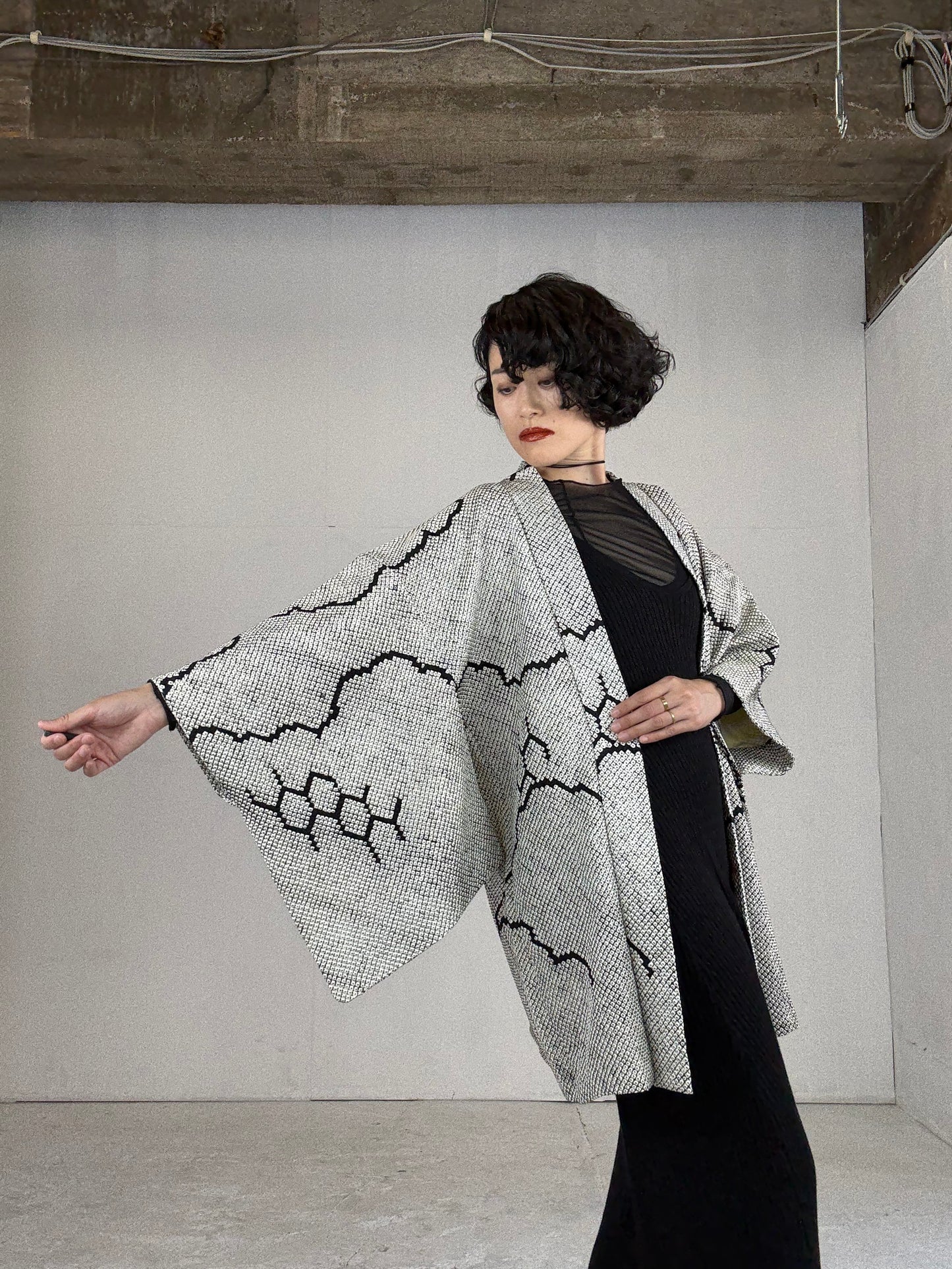 VINTAGE SHIBORI HAORI "black, hana"