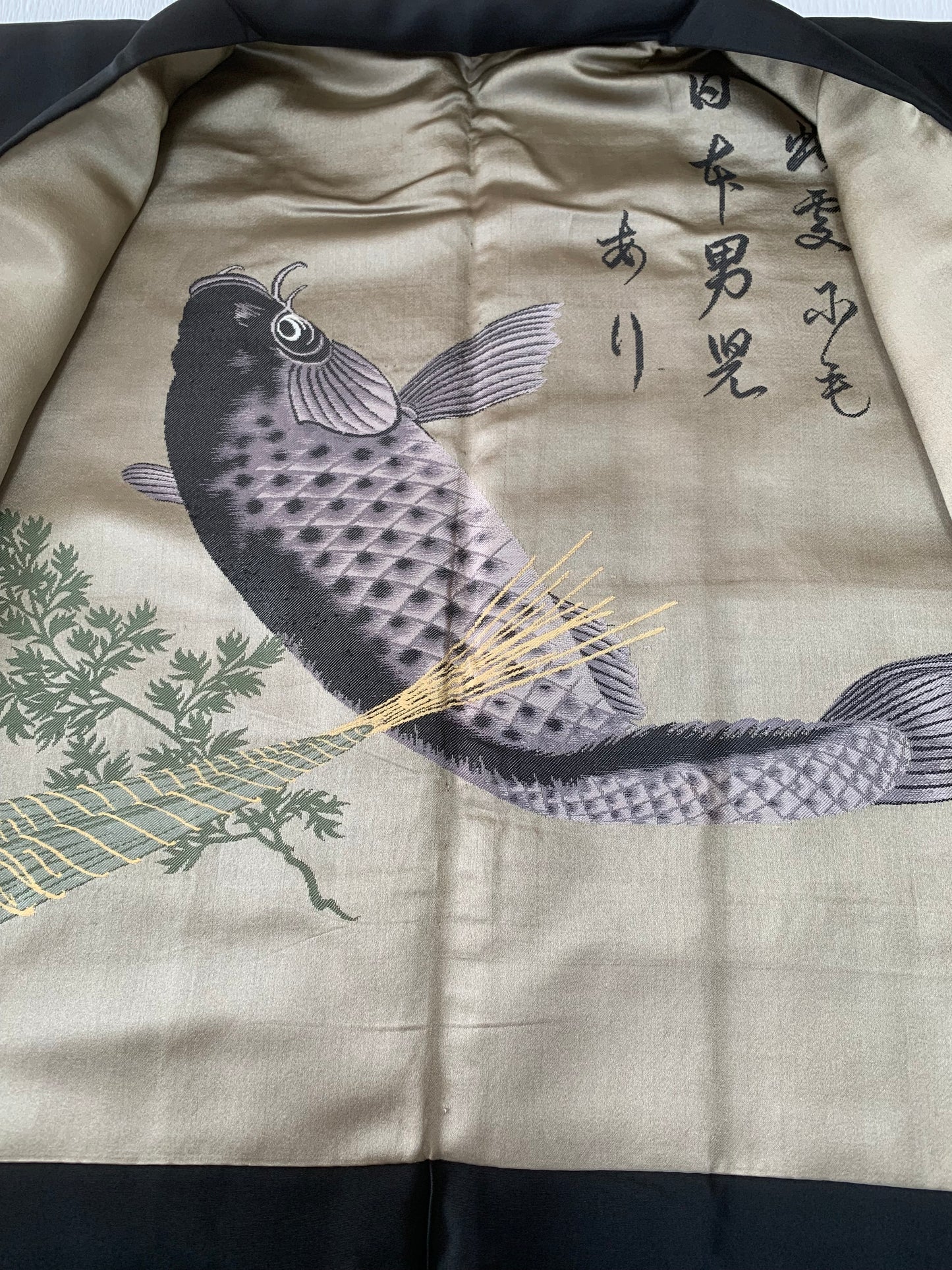 VINTAGE KUROMONTSUKI HAORI "carp, maruni-kasa, KUR114" *damage