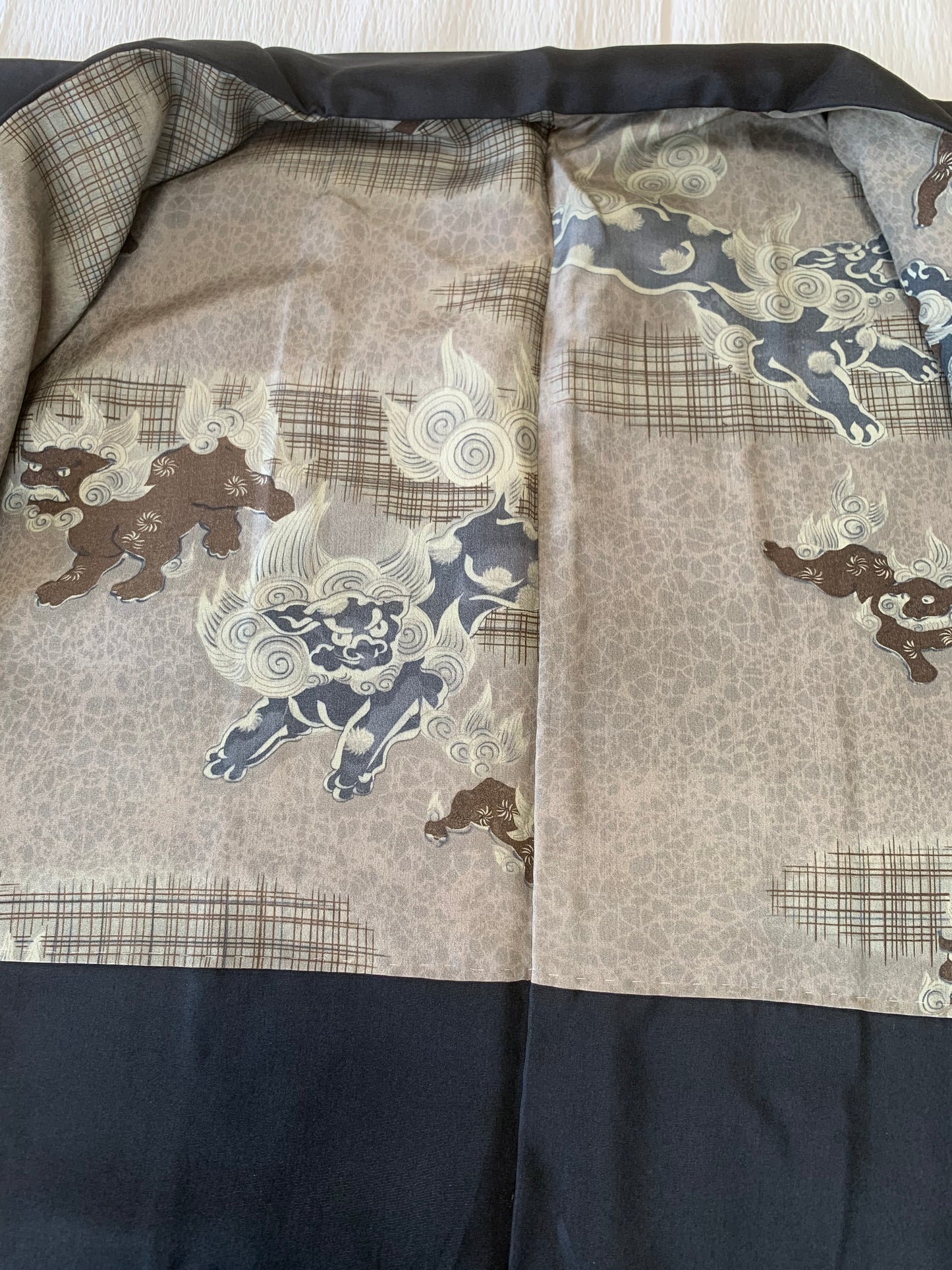 VINTAGE KUROMONTSUKI HAORI "karajishi, kuyomon, KUR117"
