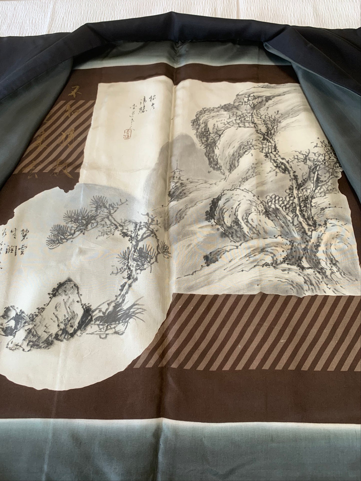 VINTAGE KUROMONTSUKI HAORI "nijuwa-mon, KUR119"