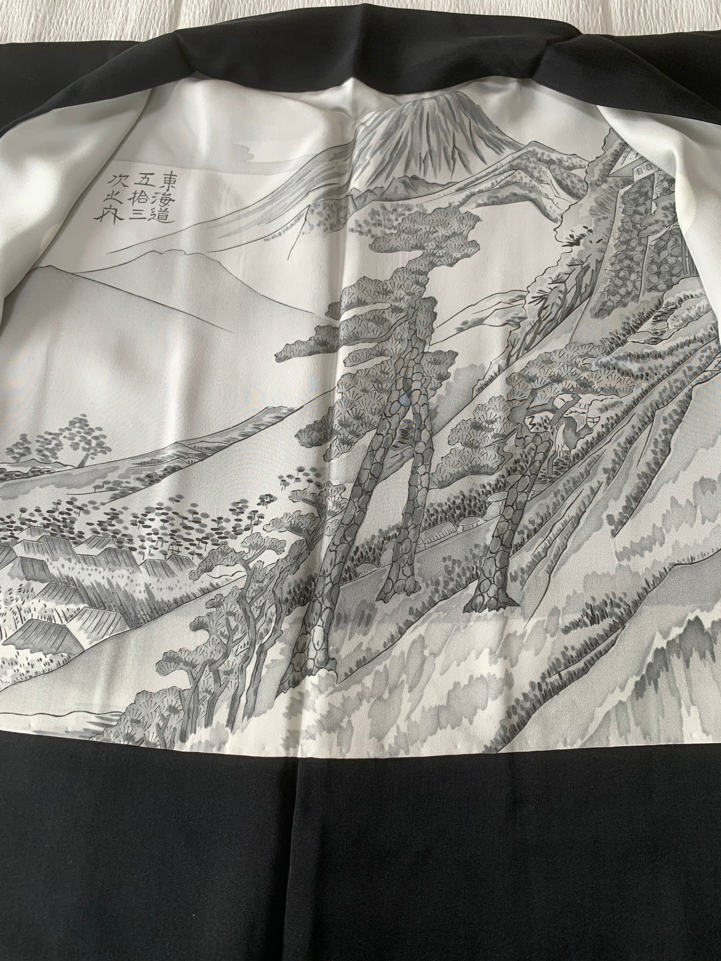 VINTAGE KUROMONTSUKI HAORI "suibokuga, gosan-kiri-mon, KUR122"