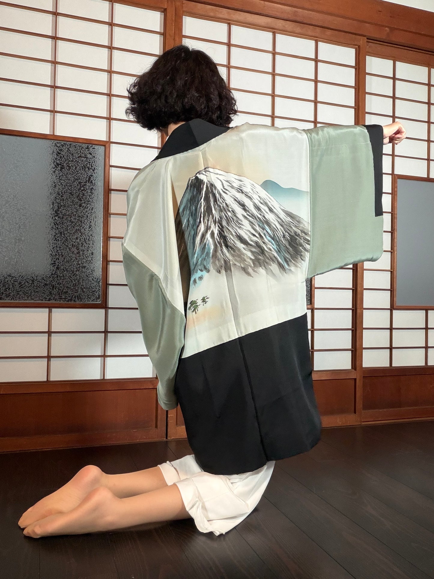 VINTAGE KUROMONTSUKI HAORI "fuji, KUR127"