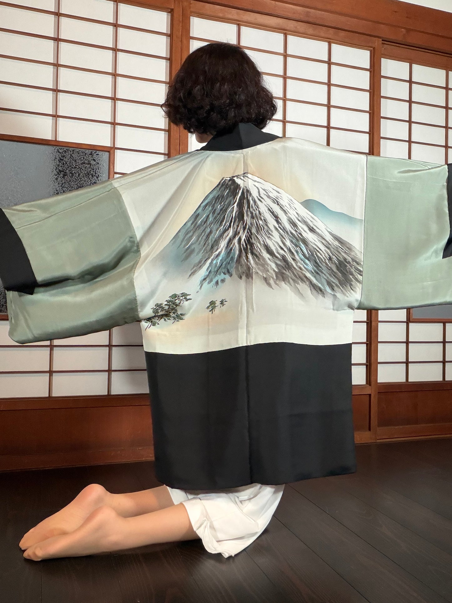 VINTAGE KUROMONTSUKI HAORI "fuji, KUR127"