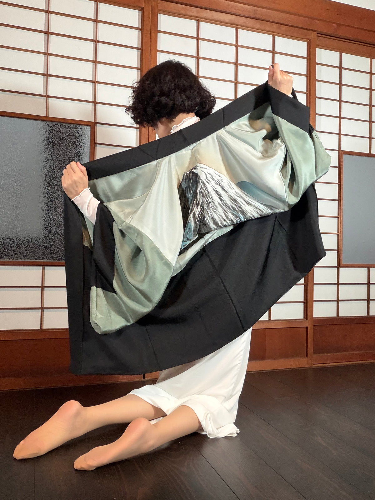 VINTAGE KUROMONTSUKI HAORI "fuji, KUR127"