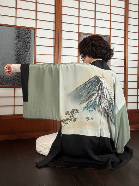 VINTAGE KUROMONTSUKI HAORI "fuji, KUR127"