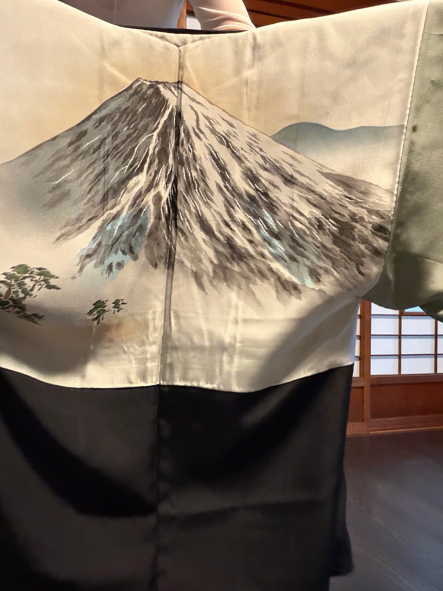 VINTAGE KUROMONTSUKI HAORI "fuji, KUR127"