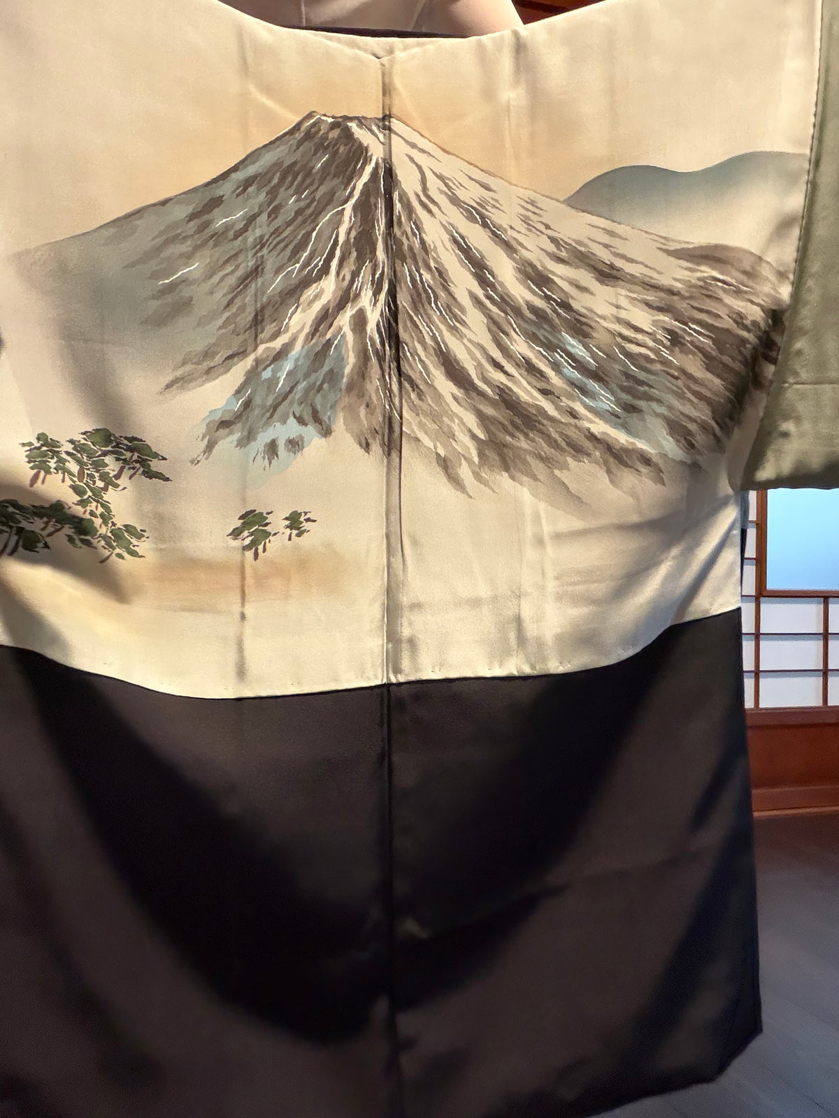 VINTAGE KUROMONTSUKI HAORI "fuji, KUR127"
