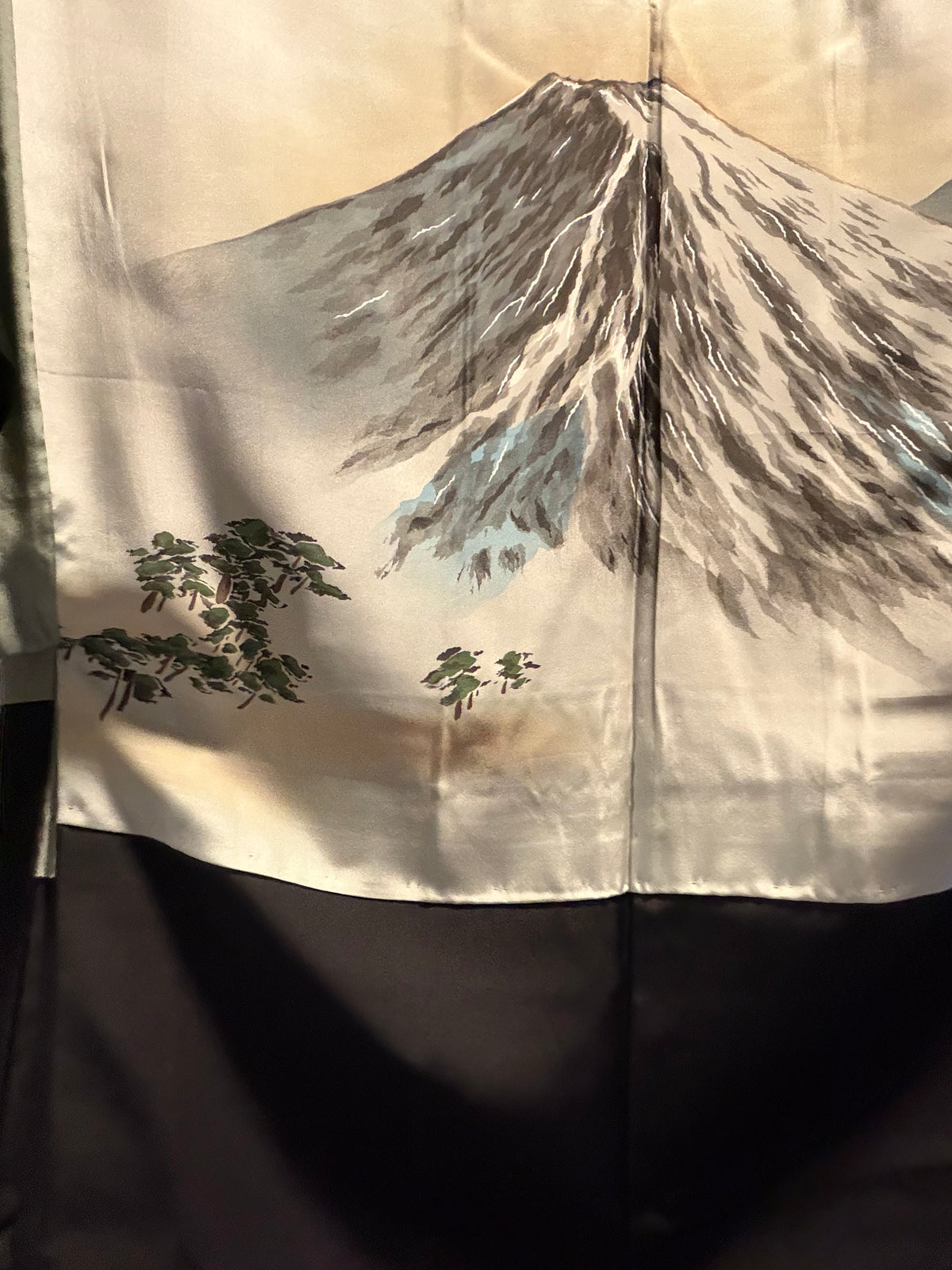 VINTAGE KUROMONTSUKI HAORI "fuji, KUR127"