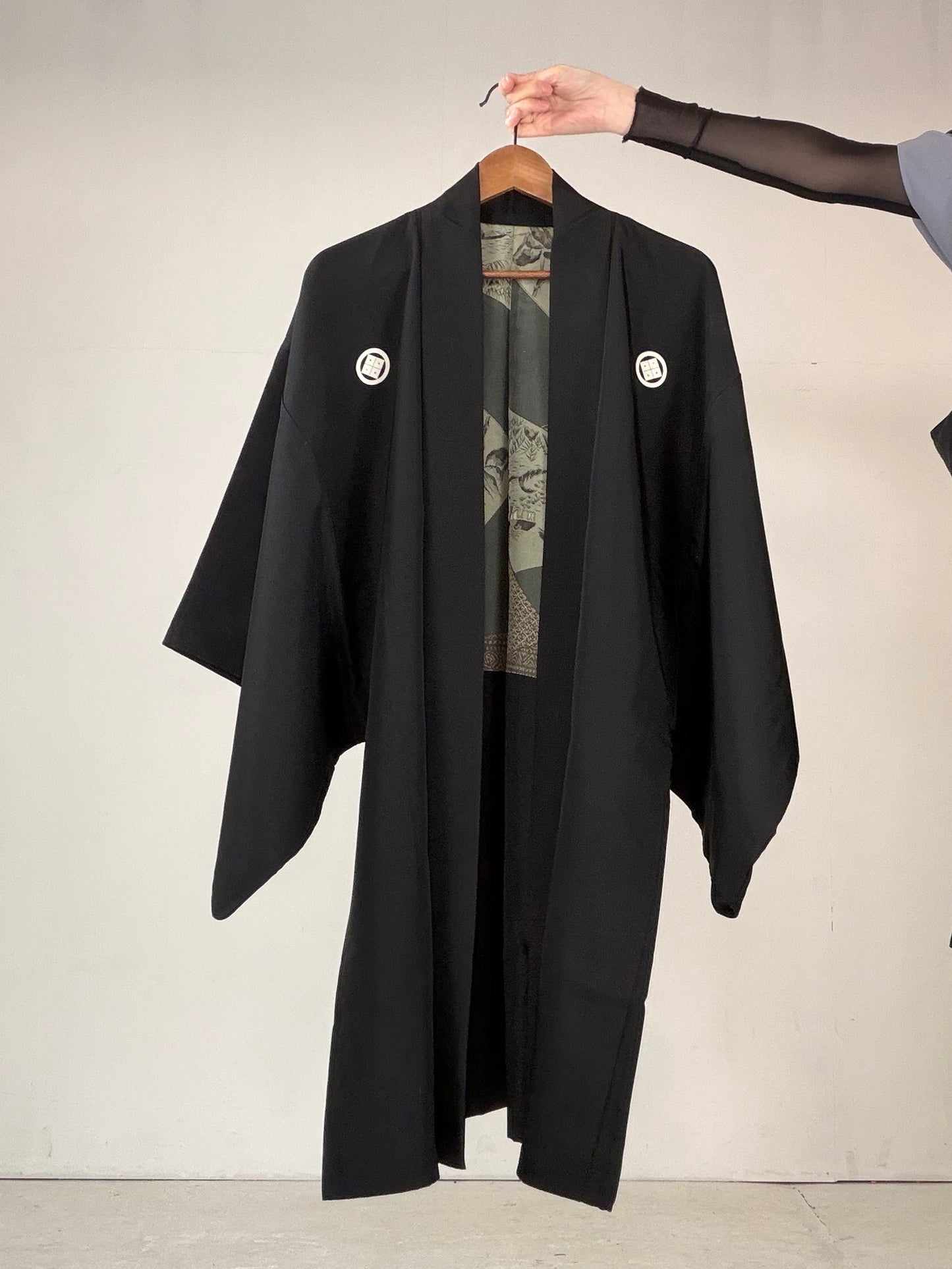 VINTAGE KUROMONTSUKI HAORI "Sougara, KUR106" *damage