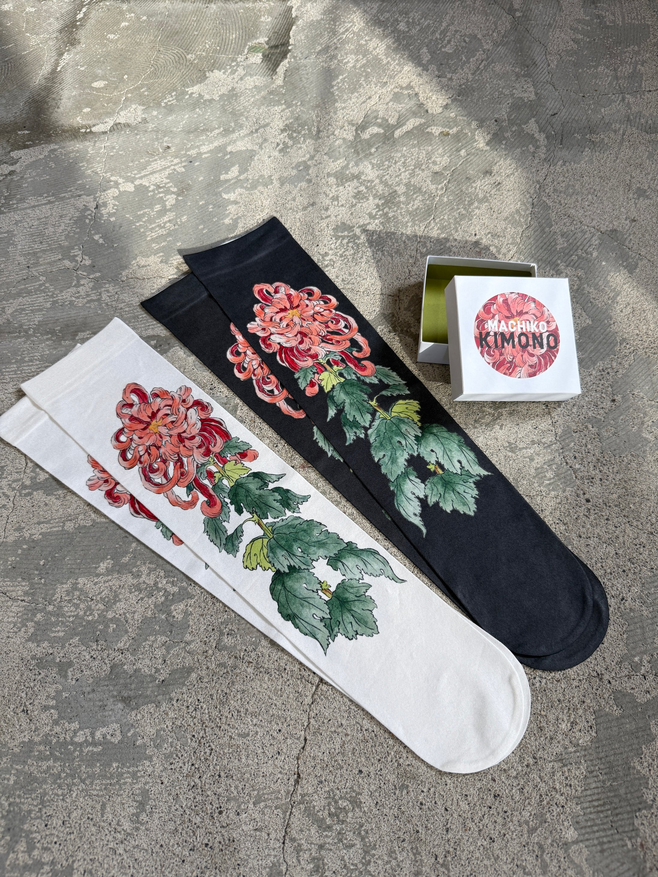 UKIYO-E Over-the-knee socks / WHITE – MACHIKO KIMONO Japanese