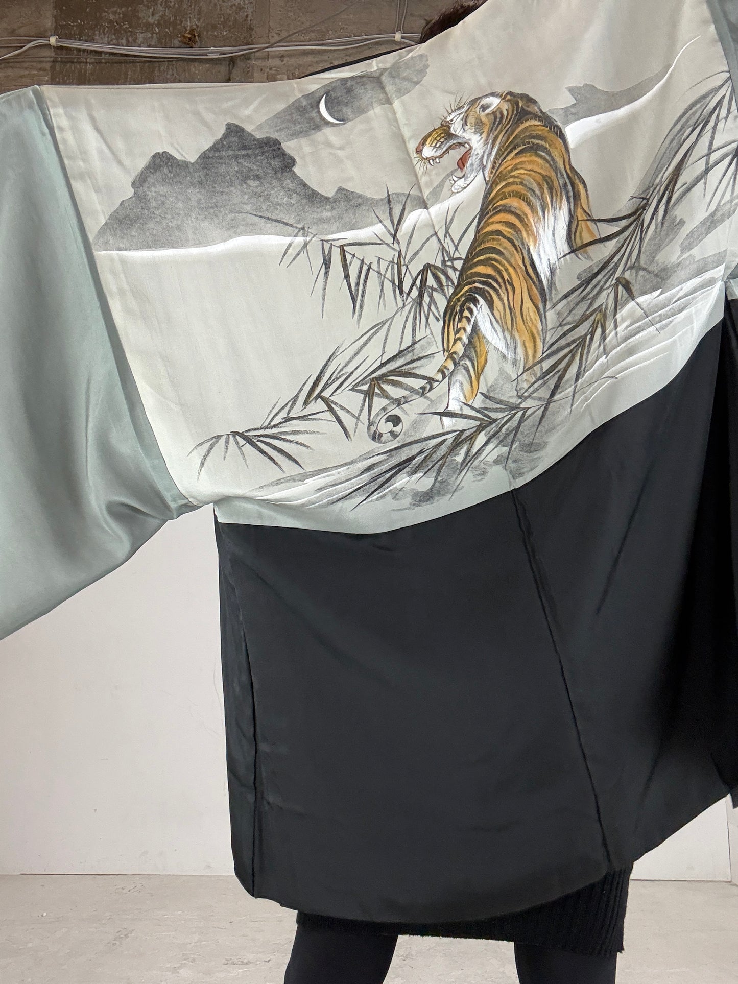 VINTAGE KUROMONTSUKI HAORI "TORA"