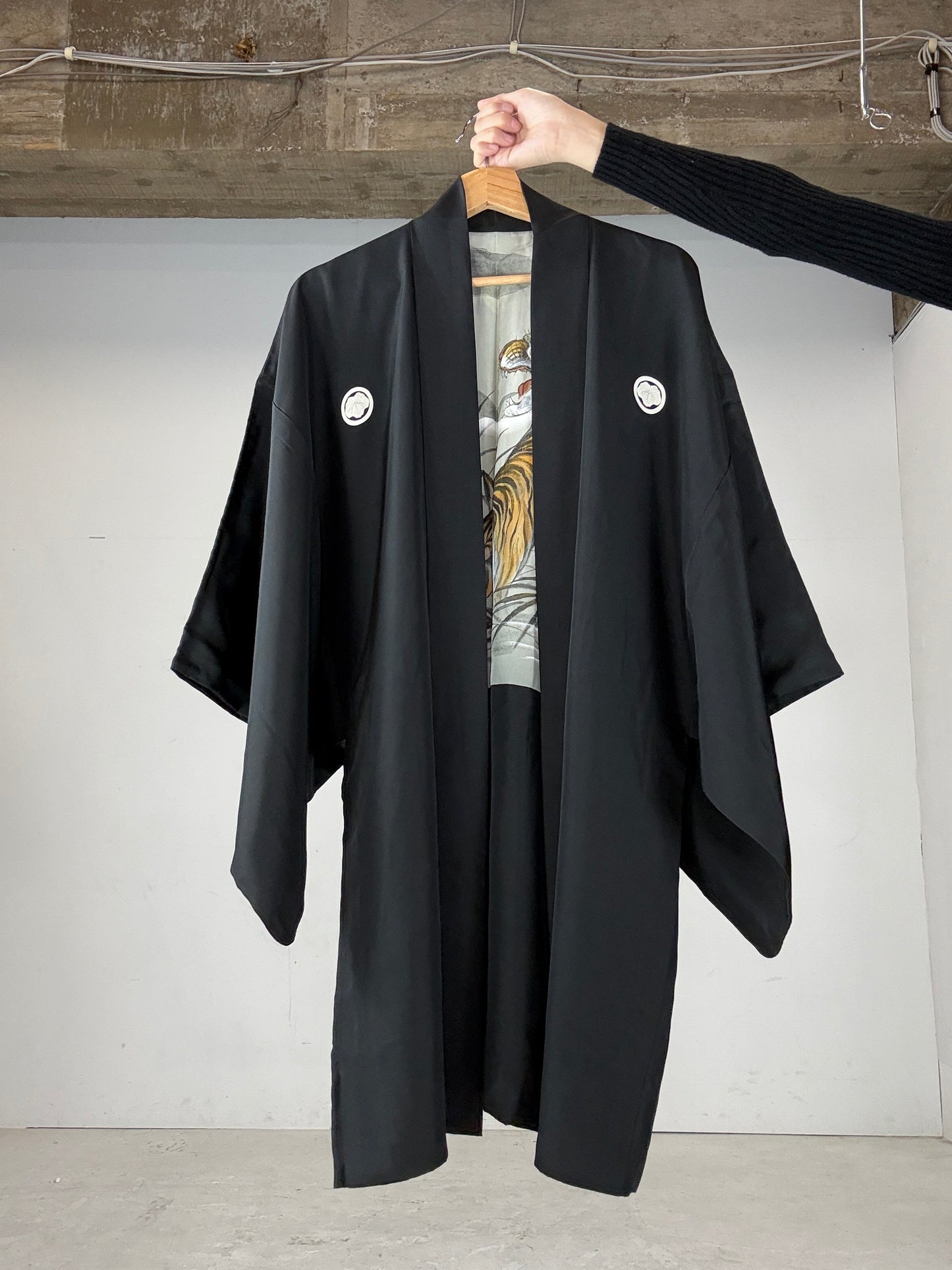 VINTAGE KUROMONTSUKI HAORI "TORA"