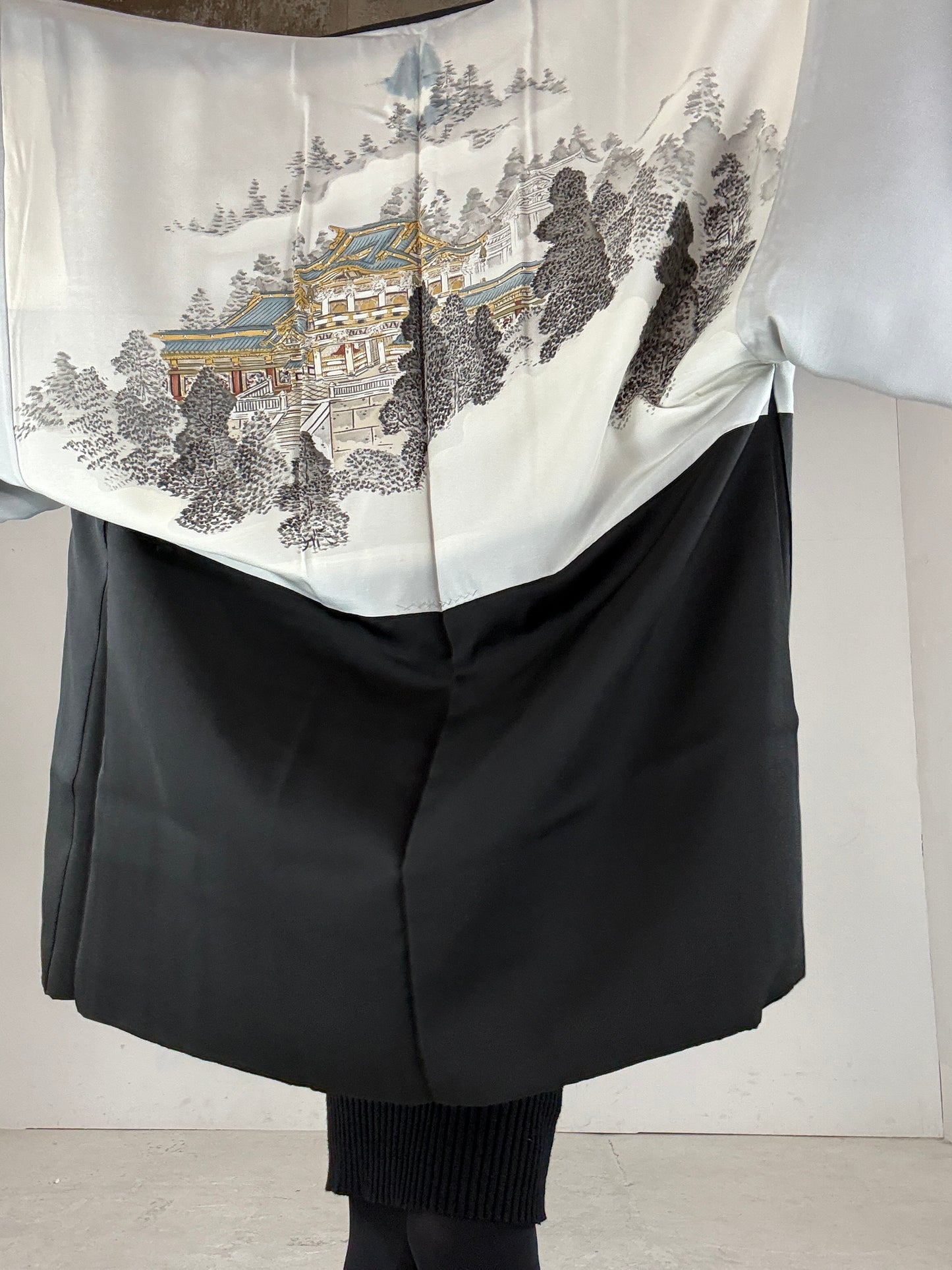 VINTAGE KUROMONTSUKI HAORI "JINJYA"