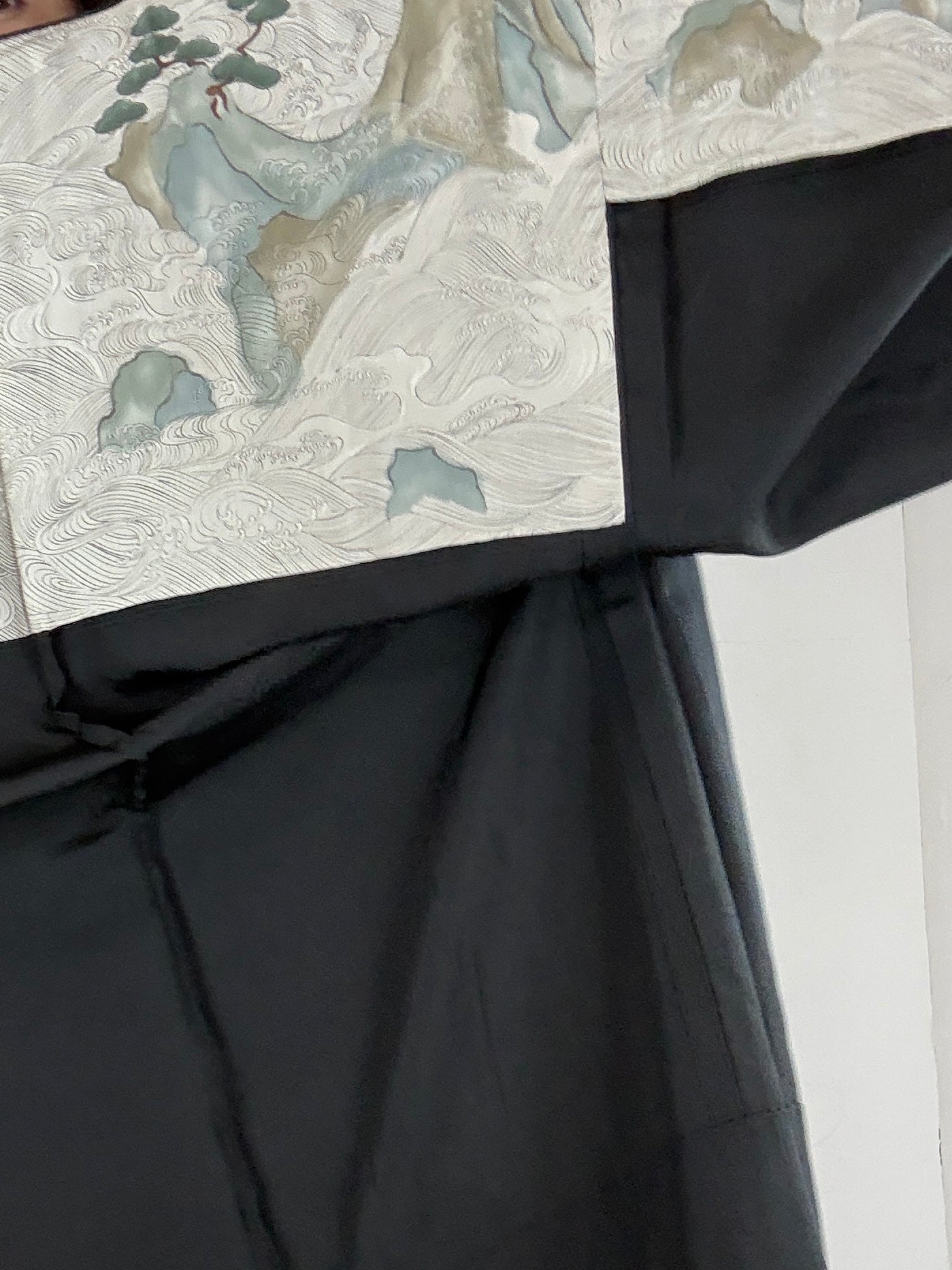 VINTAGE KUROMONTSUKI LONG HAORI "nami"