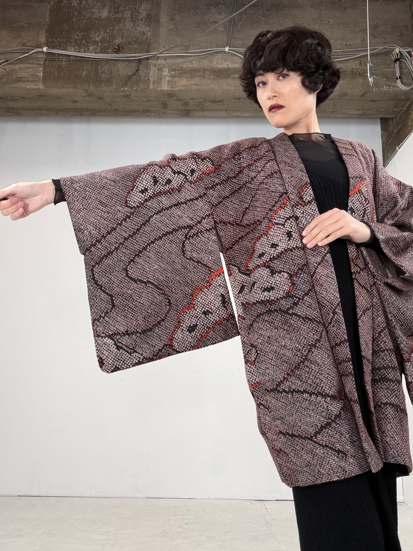 VINTAGE SHIBORI HAORI "black-red, matsu"