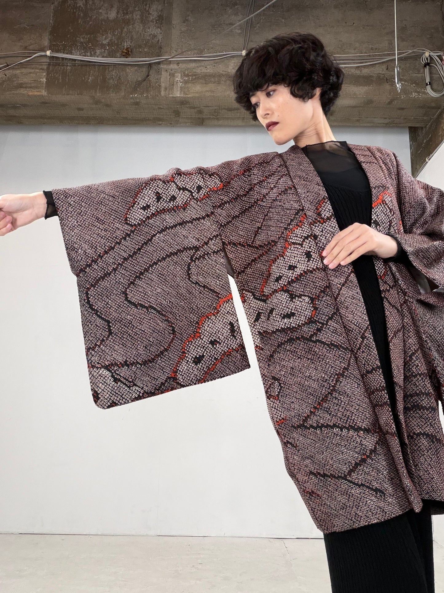 VINTAGE SHIBORI HAORI "black-red, matsu"