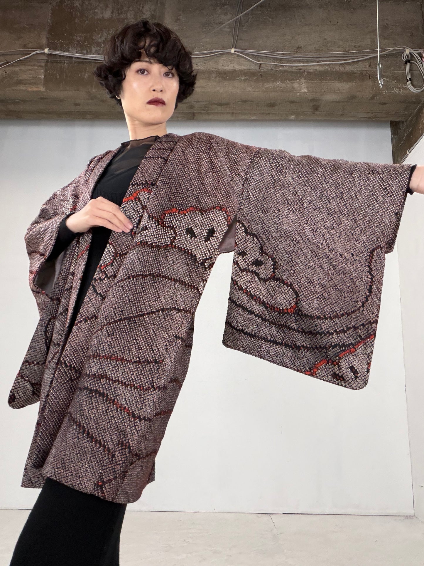 VINTAGE SHIBORI HAORI "black-red, matsu"