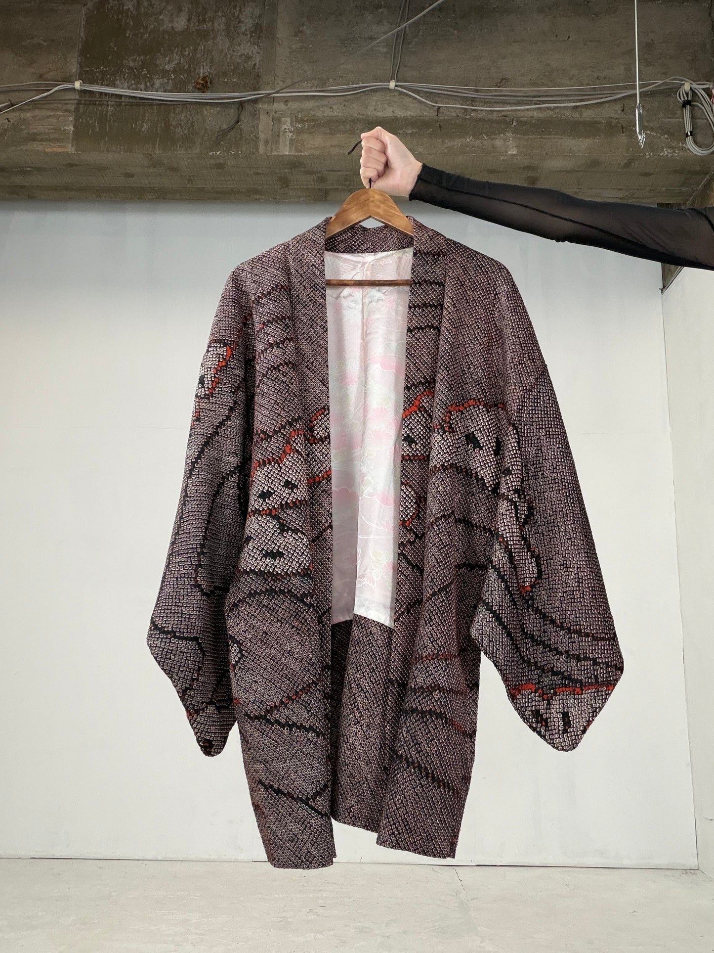 VINTAGE SHIBORI HAORI "black-red, matsu"