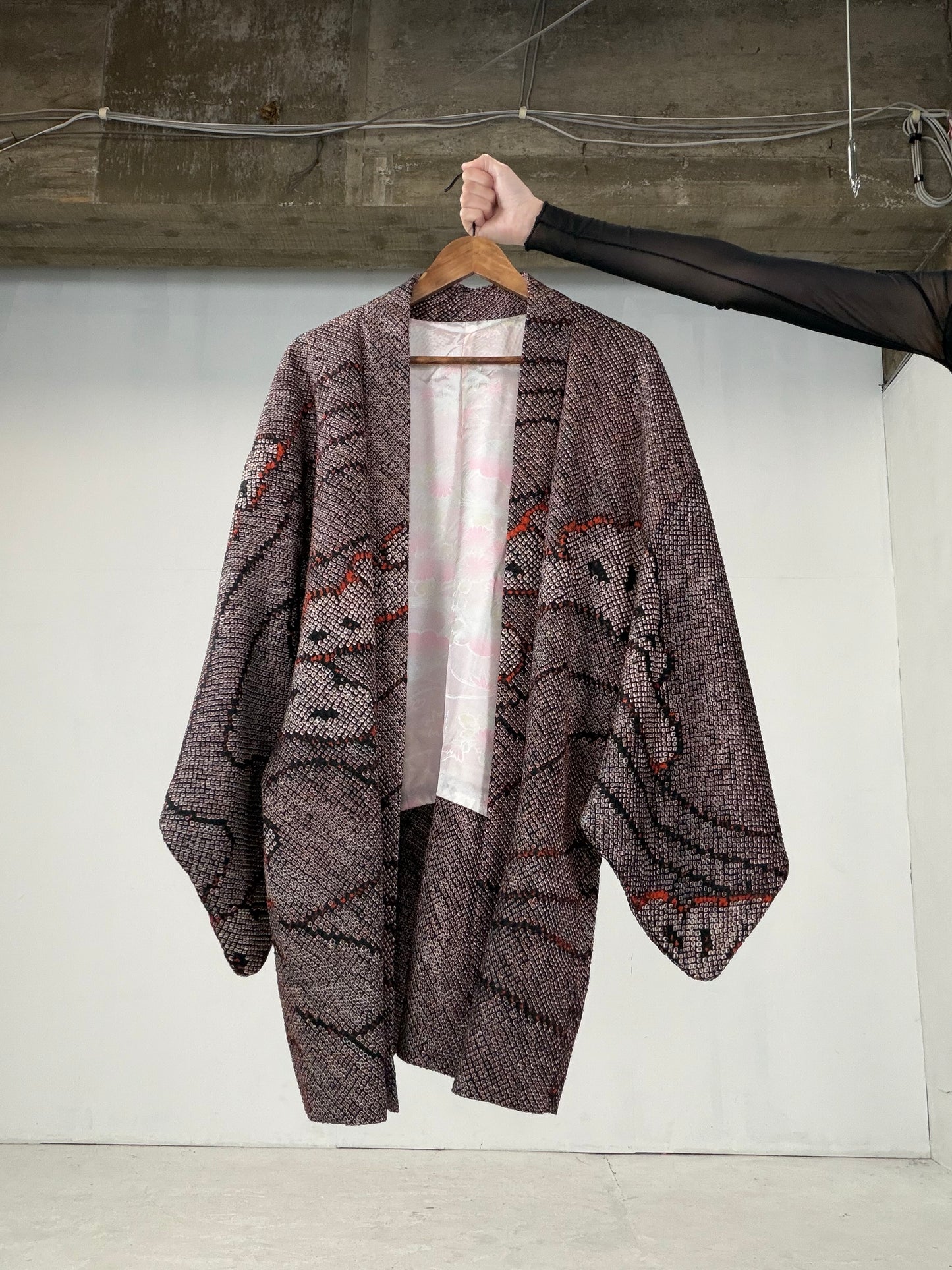 VINTAGE SHIBORI HAORI "black-red, matsu"