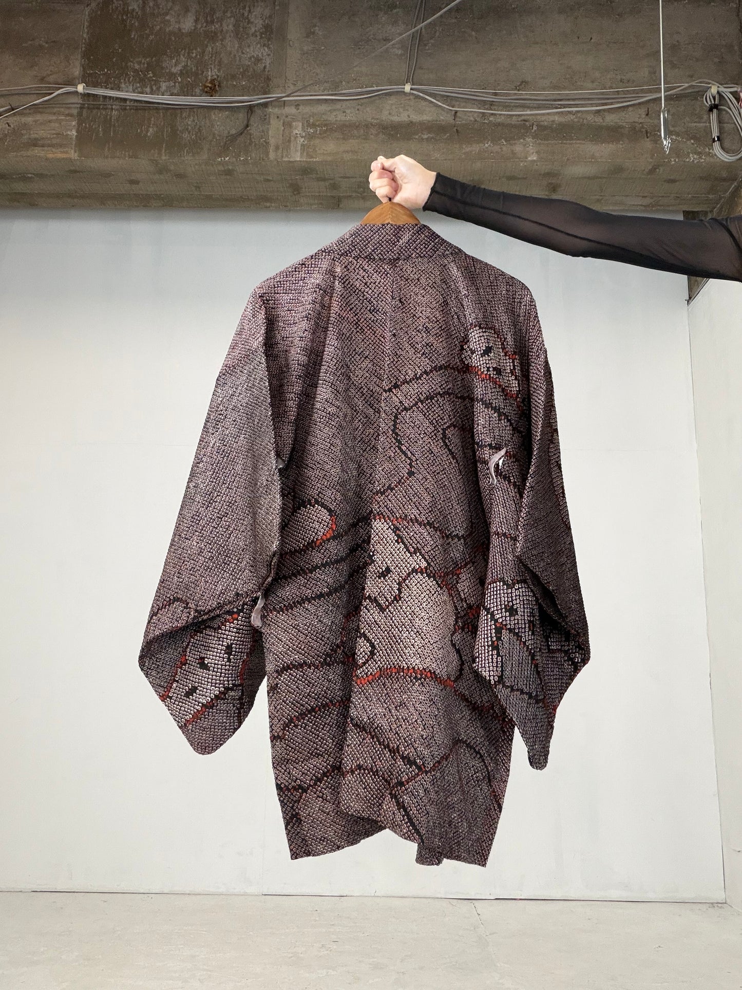 VINTAGE SHIBORI HAORI "black-red, matsu"
