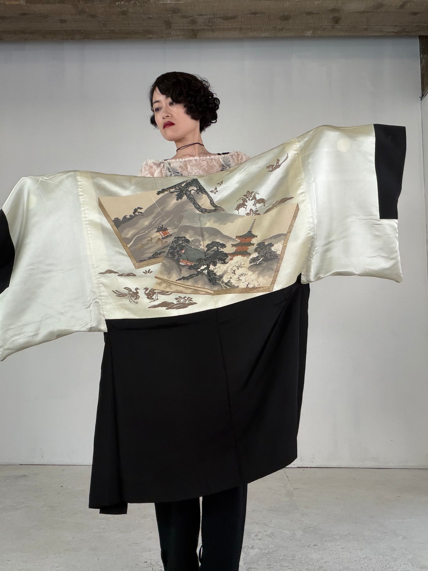 VINTAGE KUROMONTSUKI HAORI "cherry blossoms, maruni-kenkatabami, KUR116" *damage