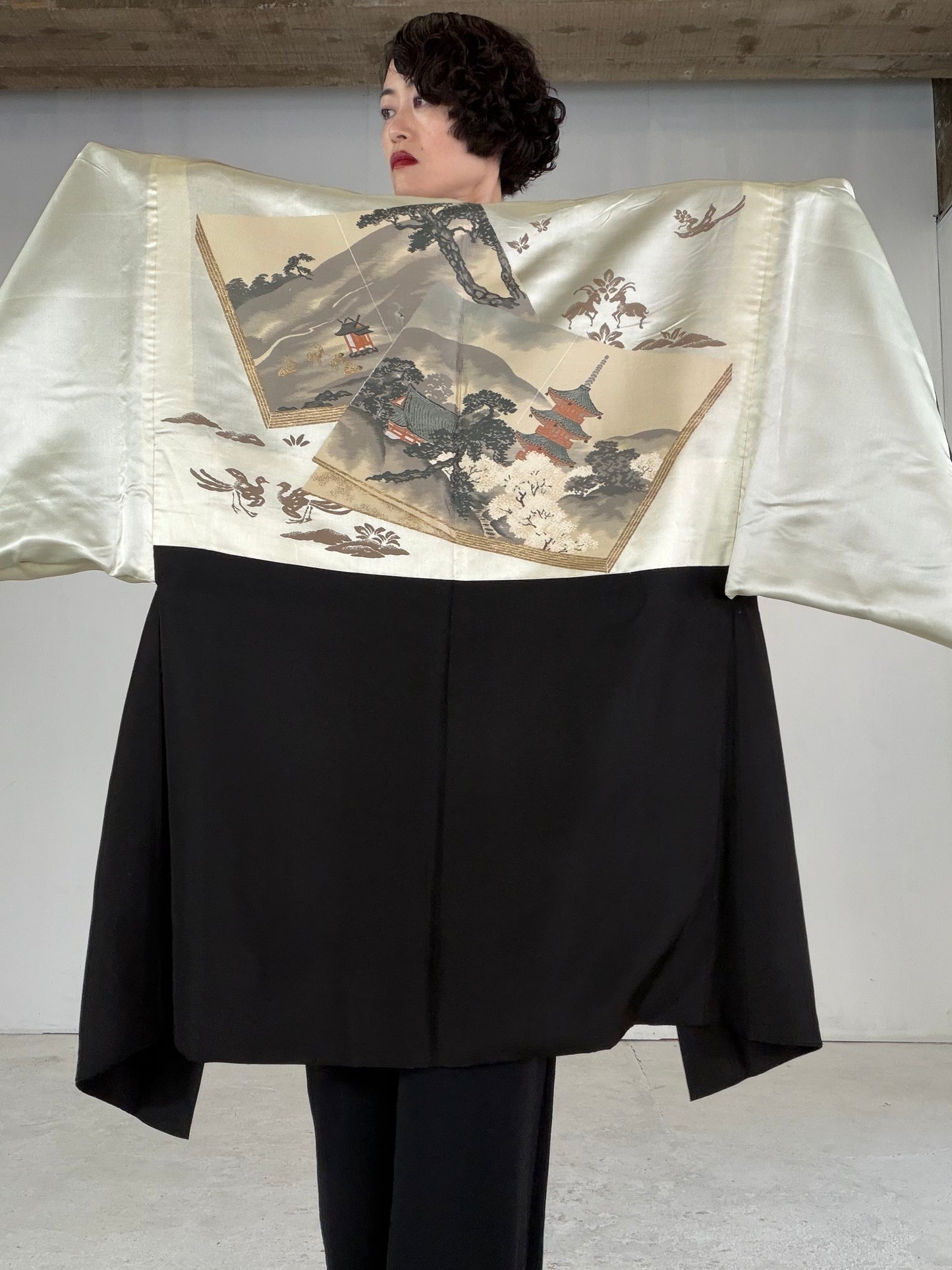 VINTAGE KUROMONTSUKI HAORI "cherry blossoms, maruni-kenkatabami, KUR116" *damage