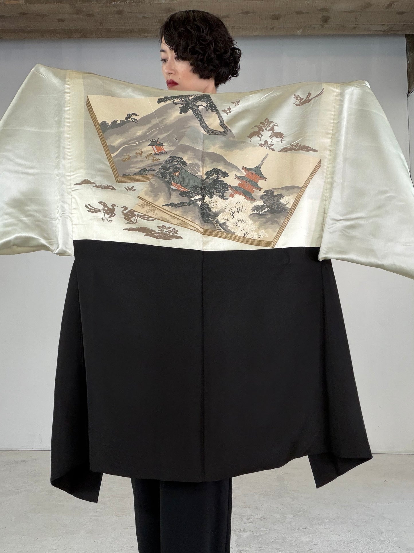 VINTAGE KUROMONTSUKI HAORI "cherry blossoms, maruni-kenkatabami, KUR116" *damage