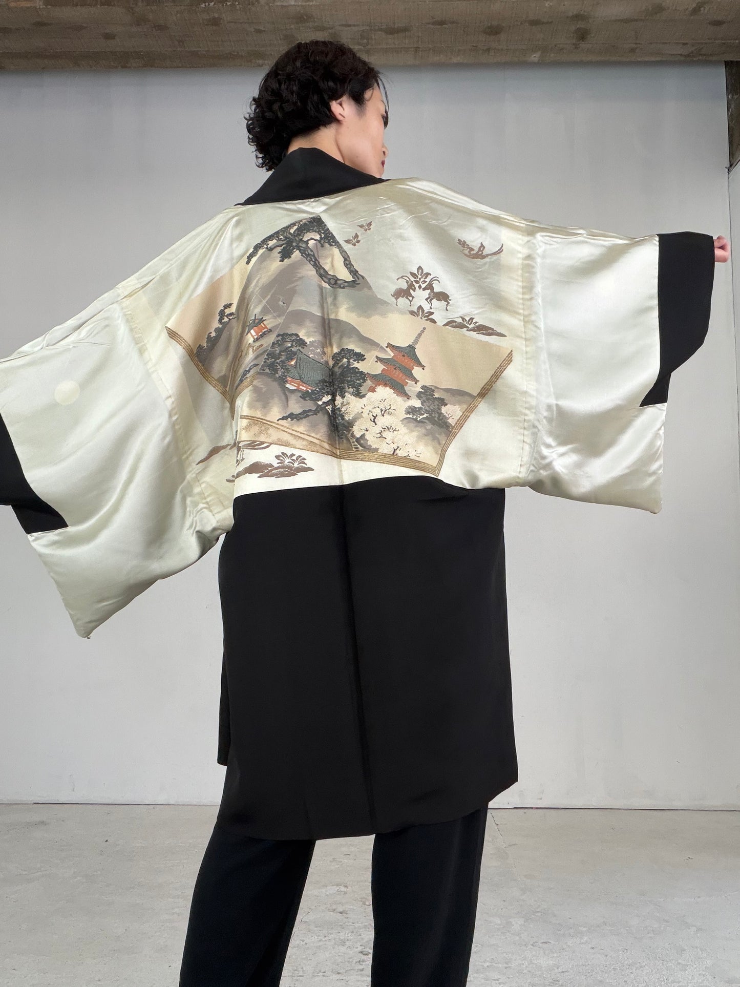 VINTAGE KUROMONTSUKI HAORI "cherry blossoms, maruni-kenkatabami, KUR116" *damage