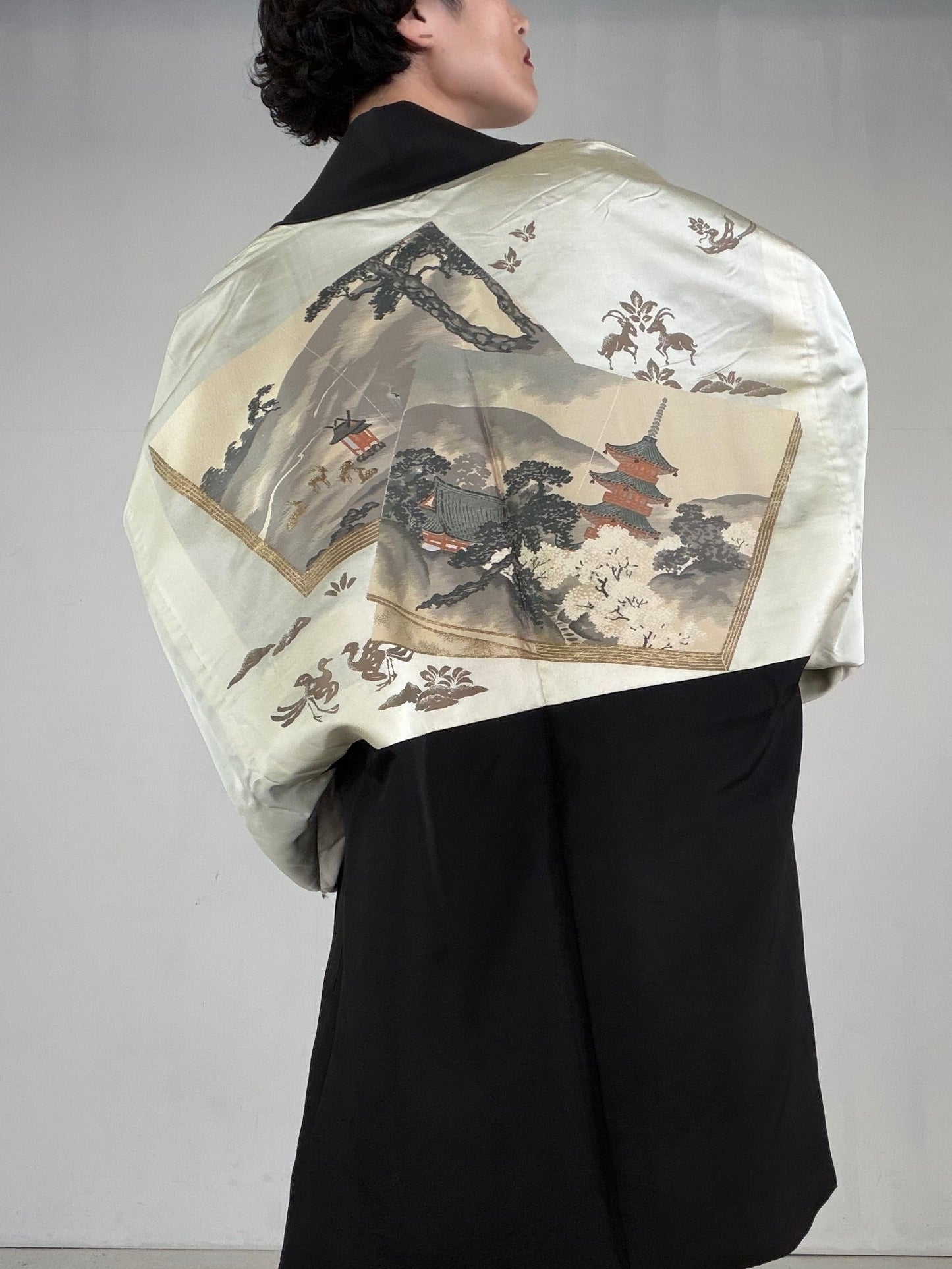 VINTAGE KUROMONTSUKI HAORI "cherry blossoms, maruni-kenkatabami, KUR116" *damage