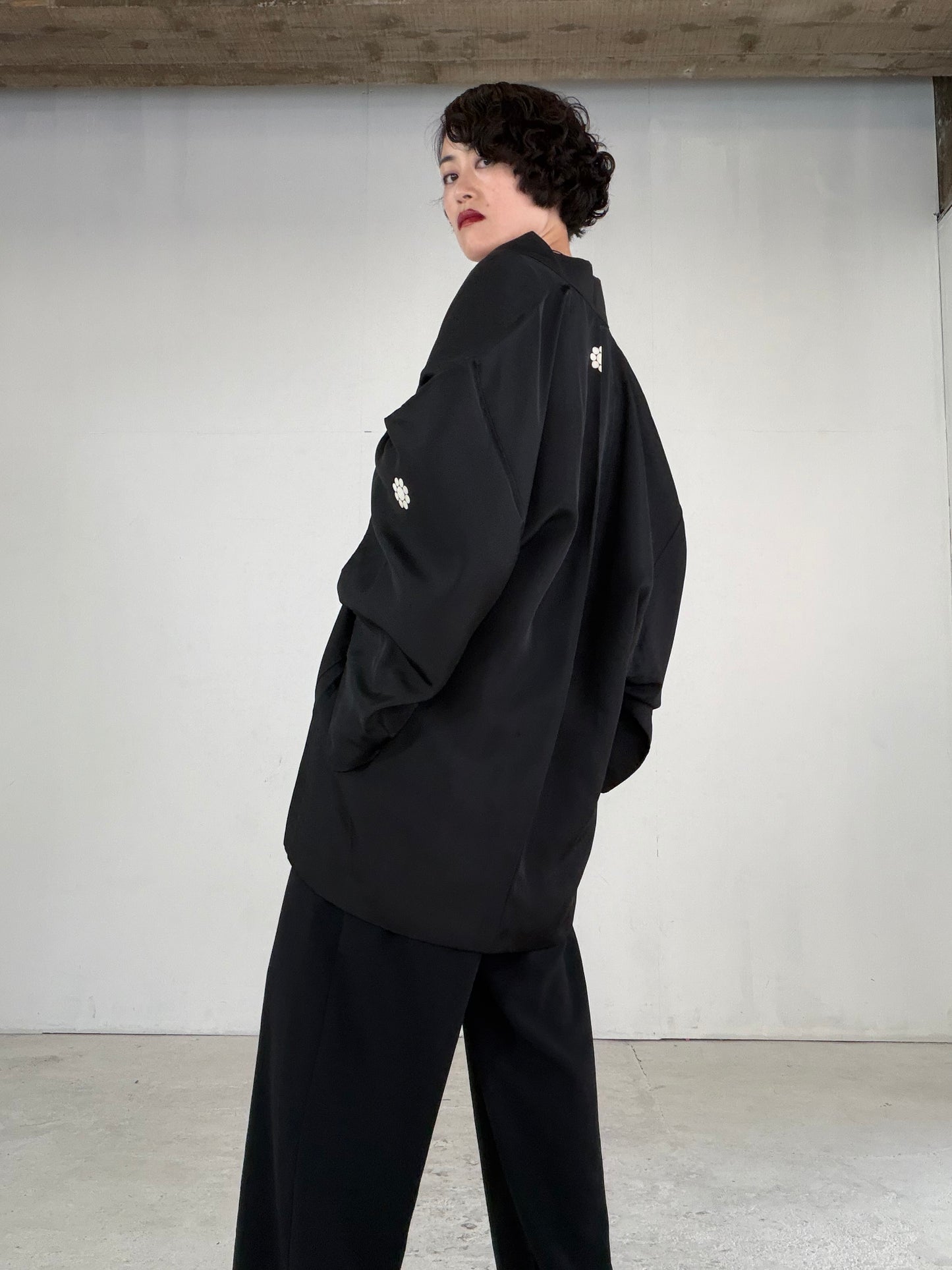 VINTAGE KUROMONTSUKI HAORI "karajishi, kuyomon, KUR117"