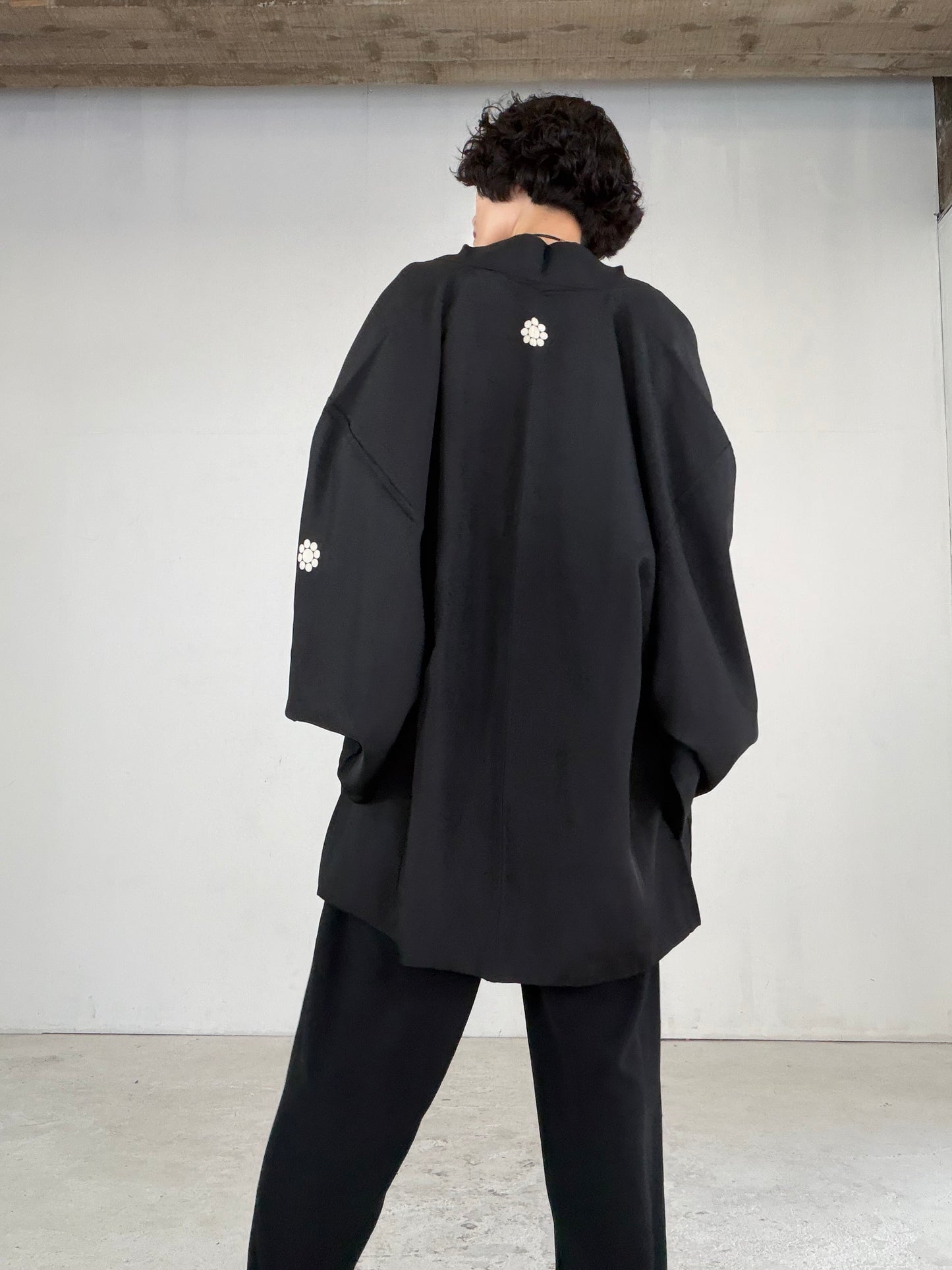 VINTAGE KUROMONTSUKI HAORI "karajishi, kuyomon, KUR117"