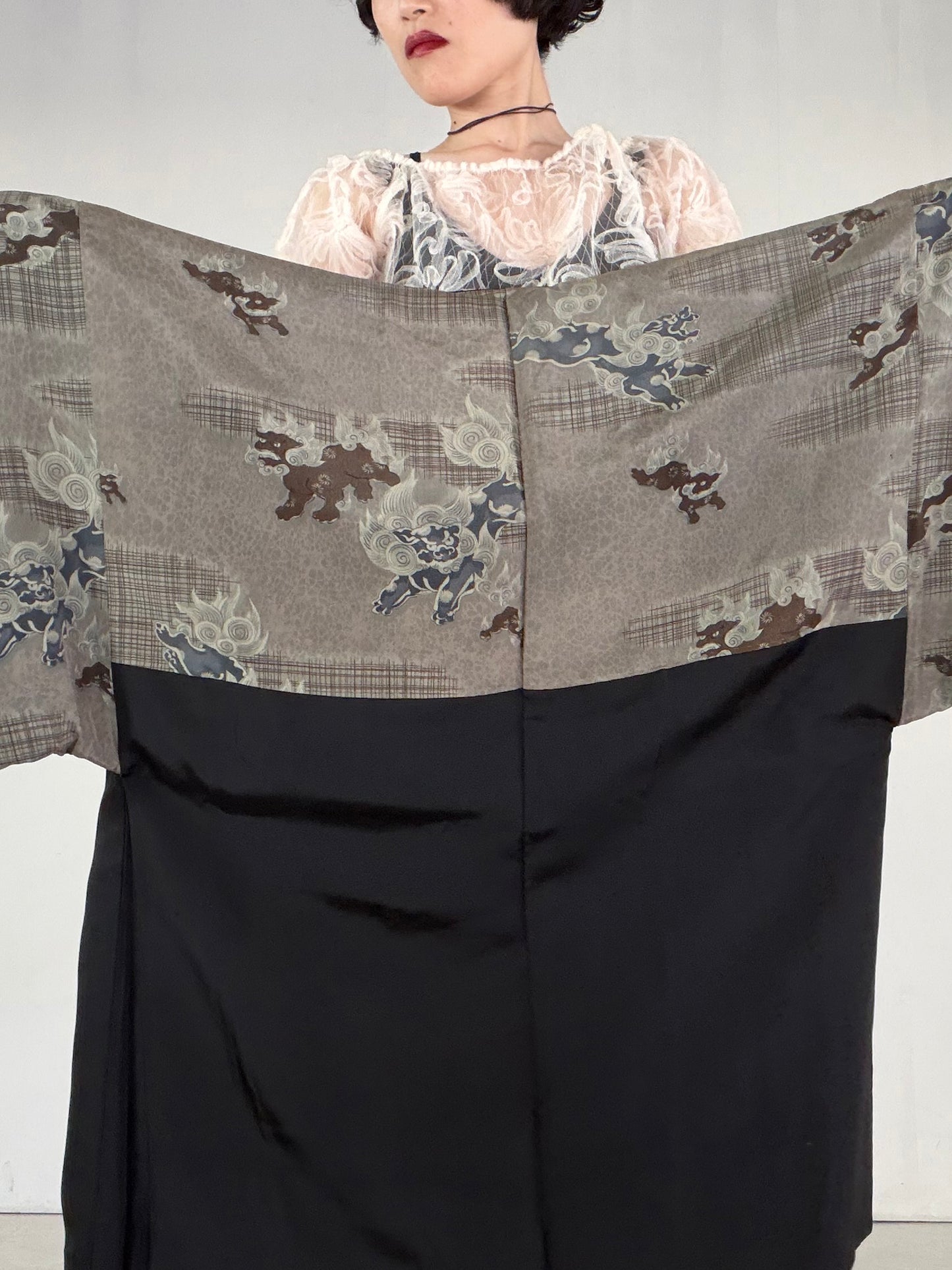 VINTAGE KUROMONTSUKI HAORI "karajishi, kuyomon, KUR117"