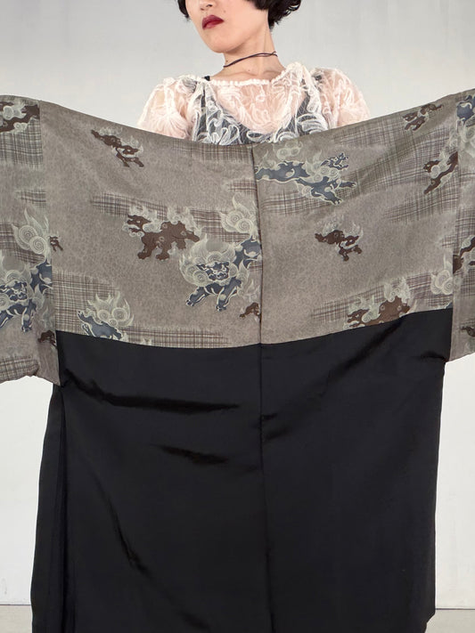 VINTAGE KUROMONTSUKI HAORI "karajishi, kuyomon, KUR117"