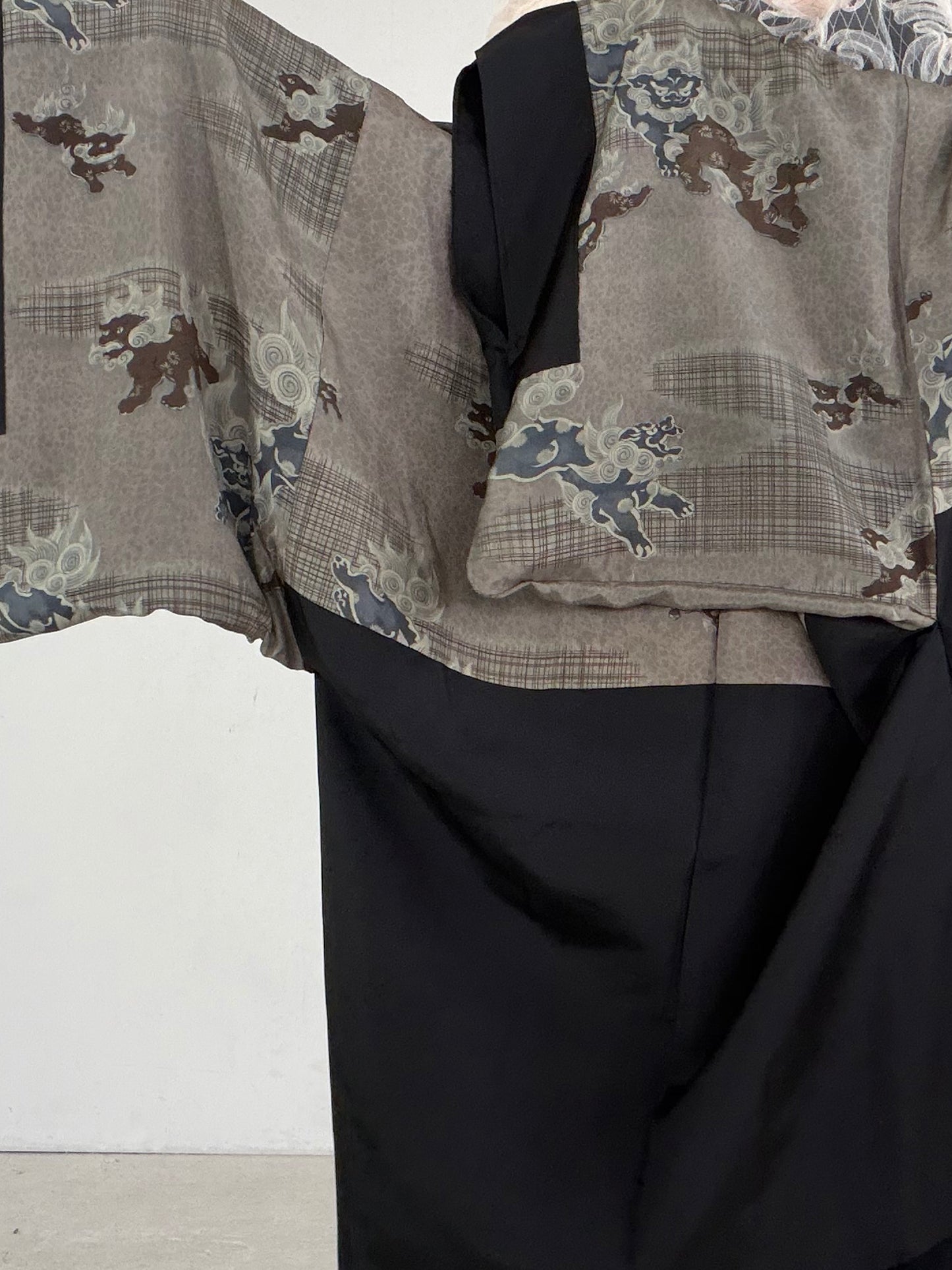 VINTAGE KUROMONTSUKI HAORI "karajishi, kuyomon, KUR117"