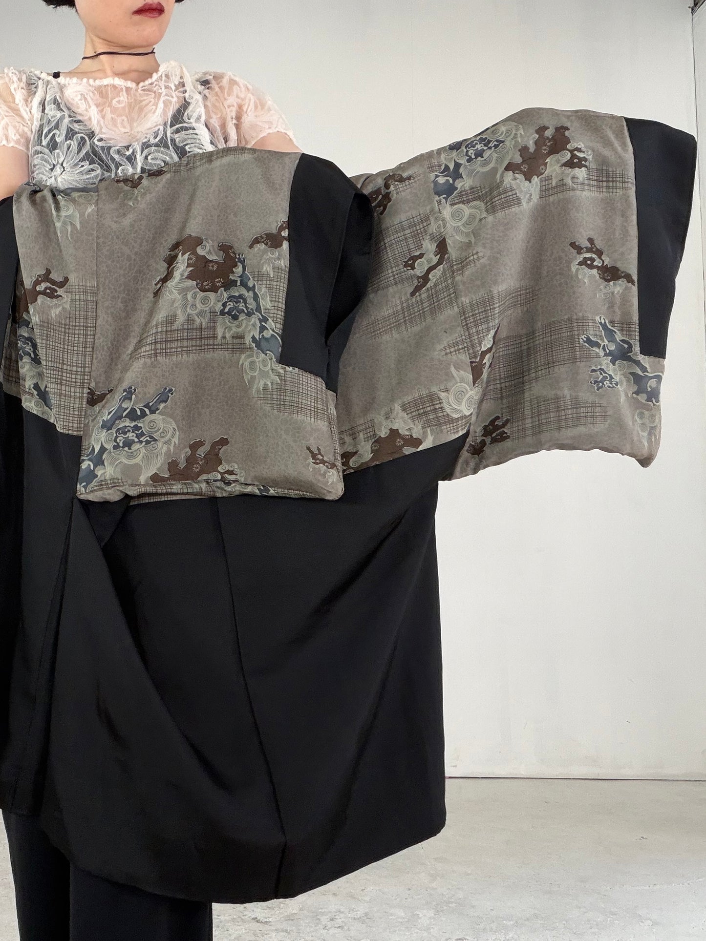 VINTAGE KUROMONTSUKI HAORI "karajishi, kuyomon, KUR117"