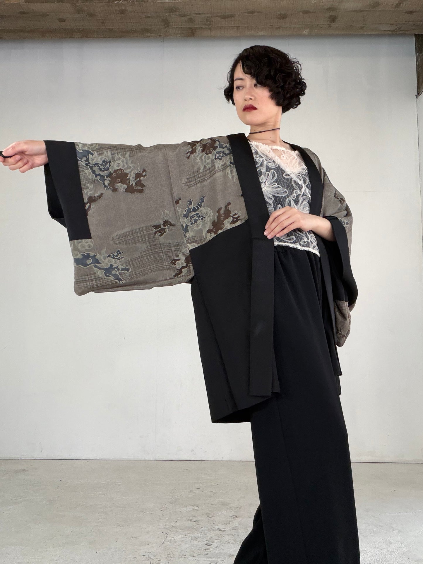 VINTAGE KUROMONTSUKI HAORI "karajishi, kuyomon, KUR117"