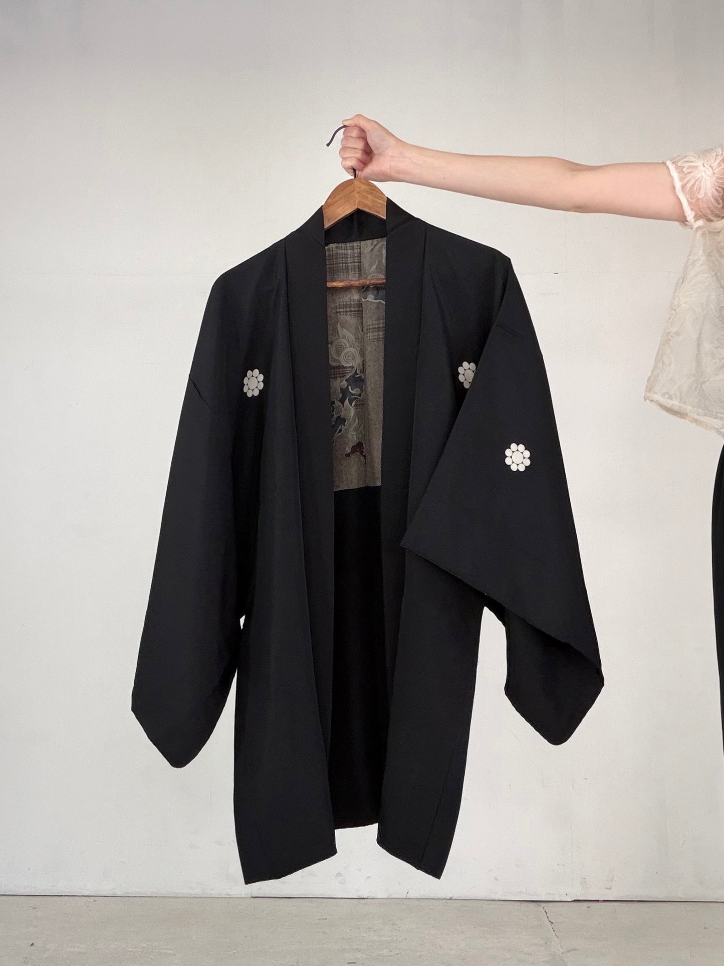 VINTAGE KUROMONTSUKI HAORI "karajishi, kuyomon, KUR117"