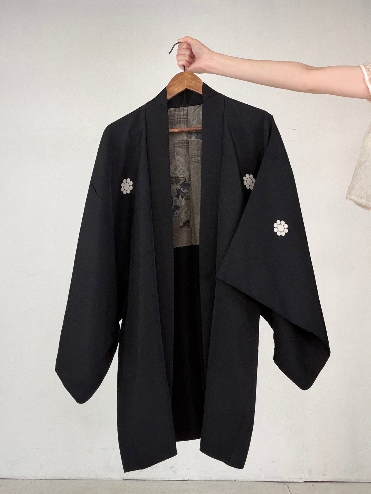 VINTAGE KUROMONTSUKI HAORI "karajishi, kuyomon, KUR117"