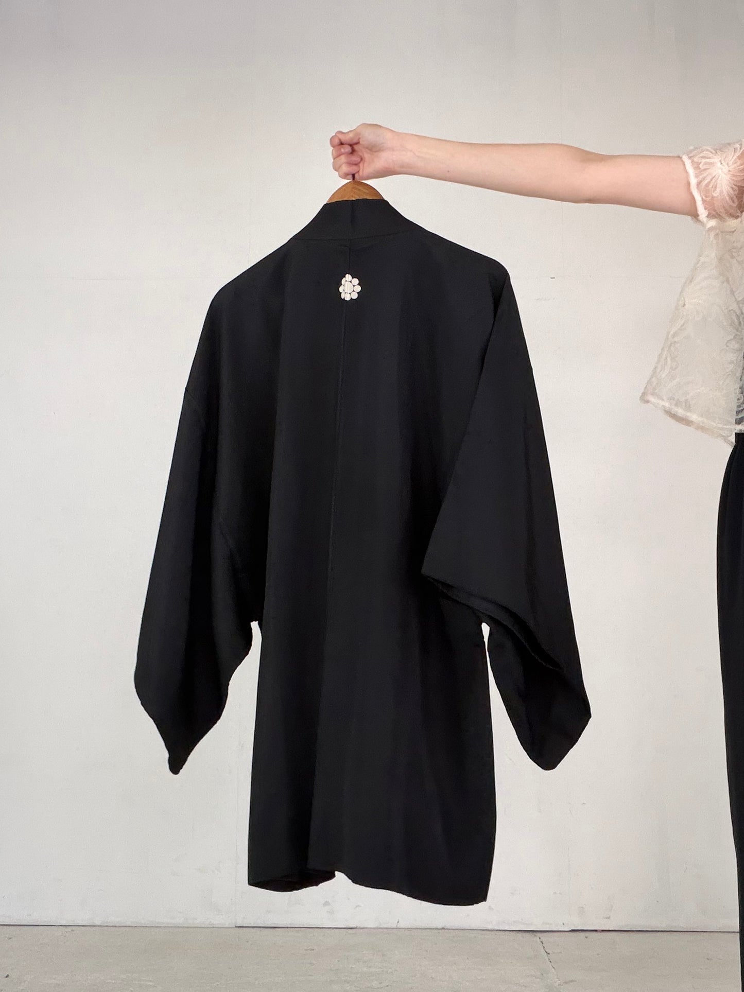 VINTAGE KUROMONTSUKI HAORI "karajishi, kuyomon, KUR117"