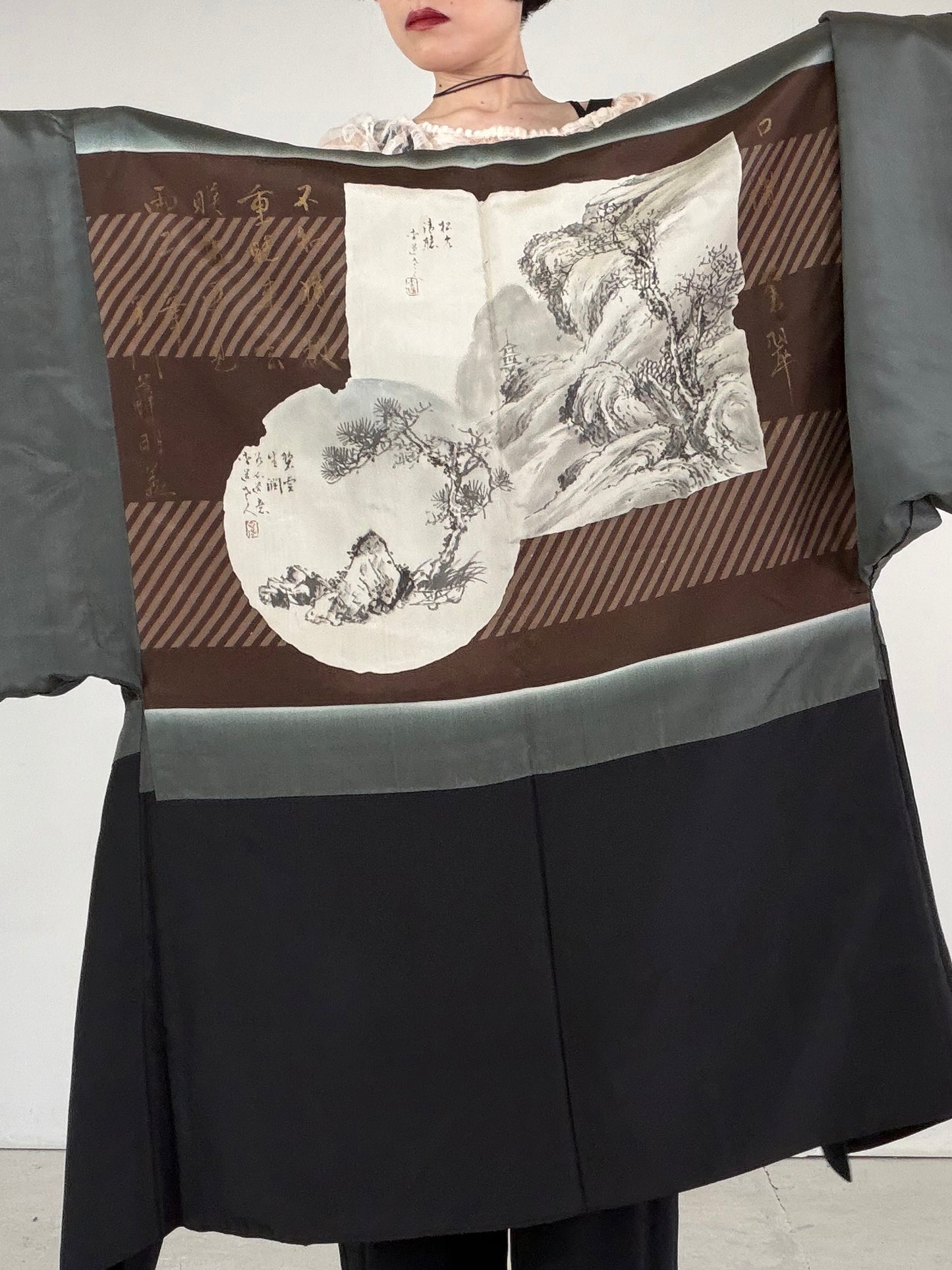 VINTAGE KUROMONTSUKI HAORI "nijuwa-mon, KUR119"