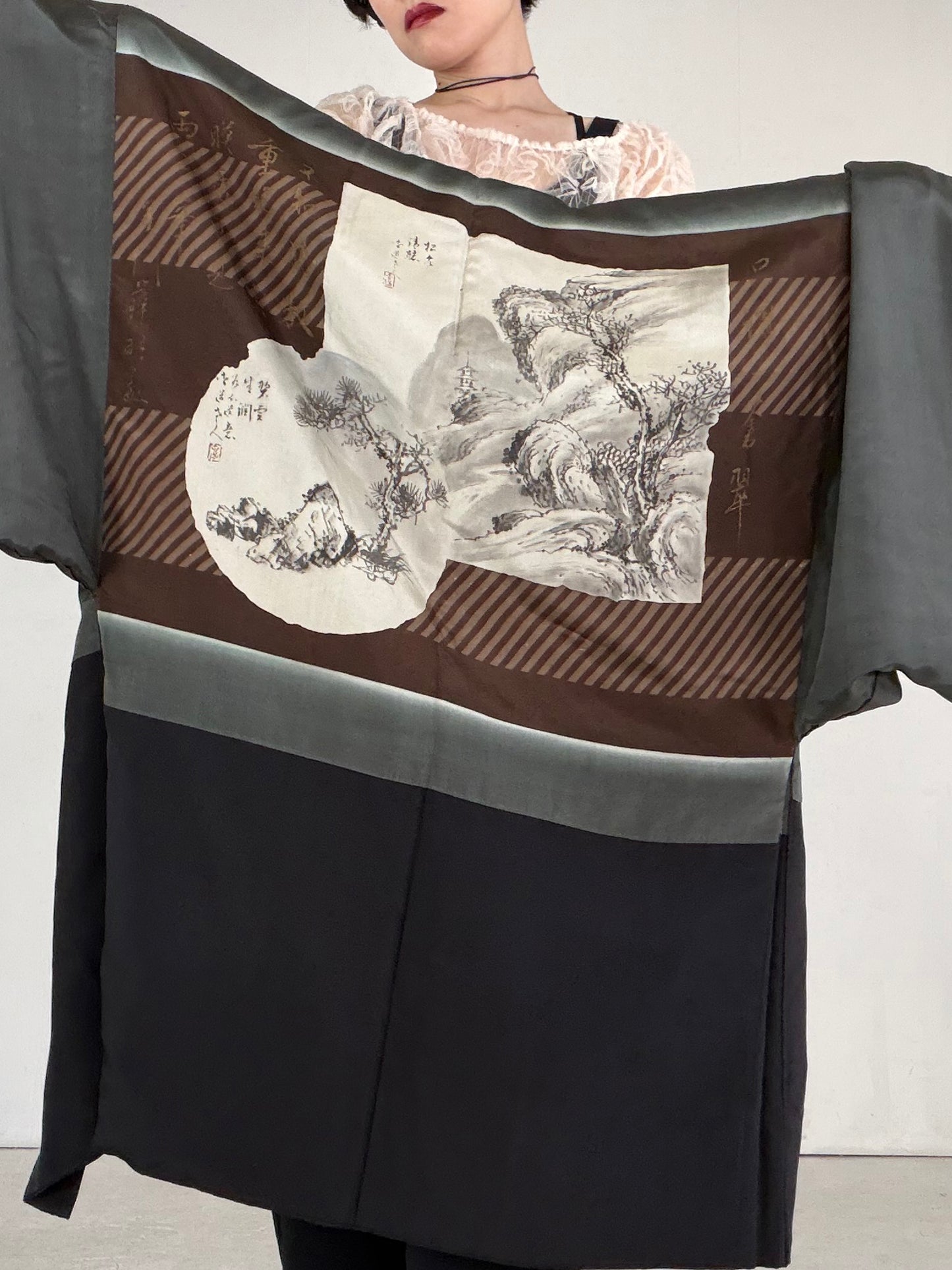 VINTAGE KUROMONTSUKI HAORI "nijuwa-mon, KUR119"