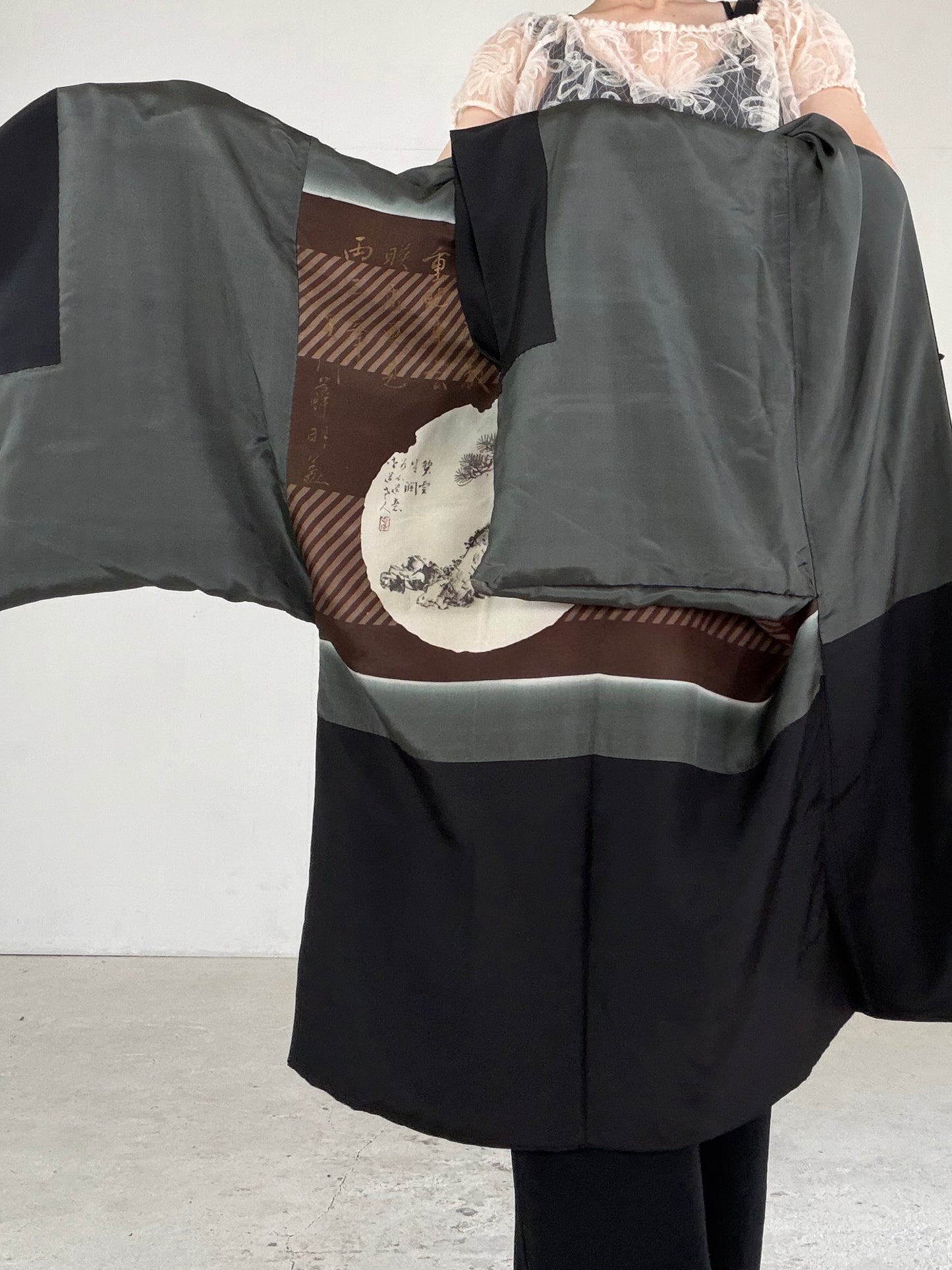 VINTAGE KUROMONTSUKI HAORI "nijuwa-mon, KUR119"