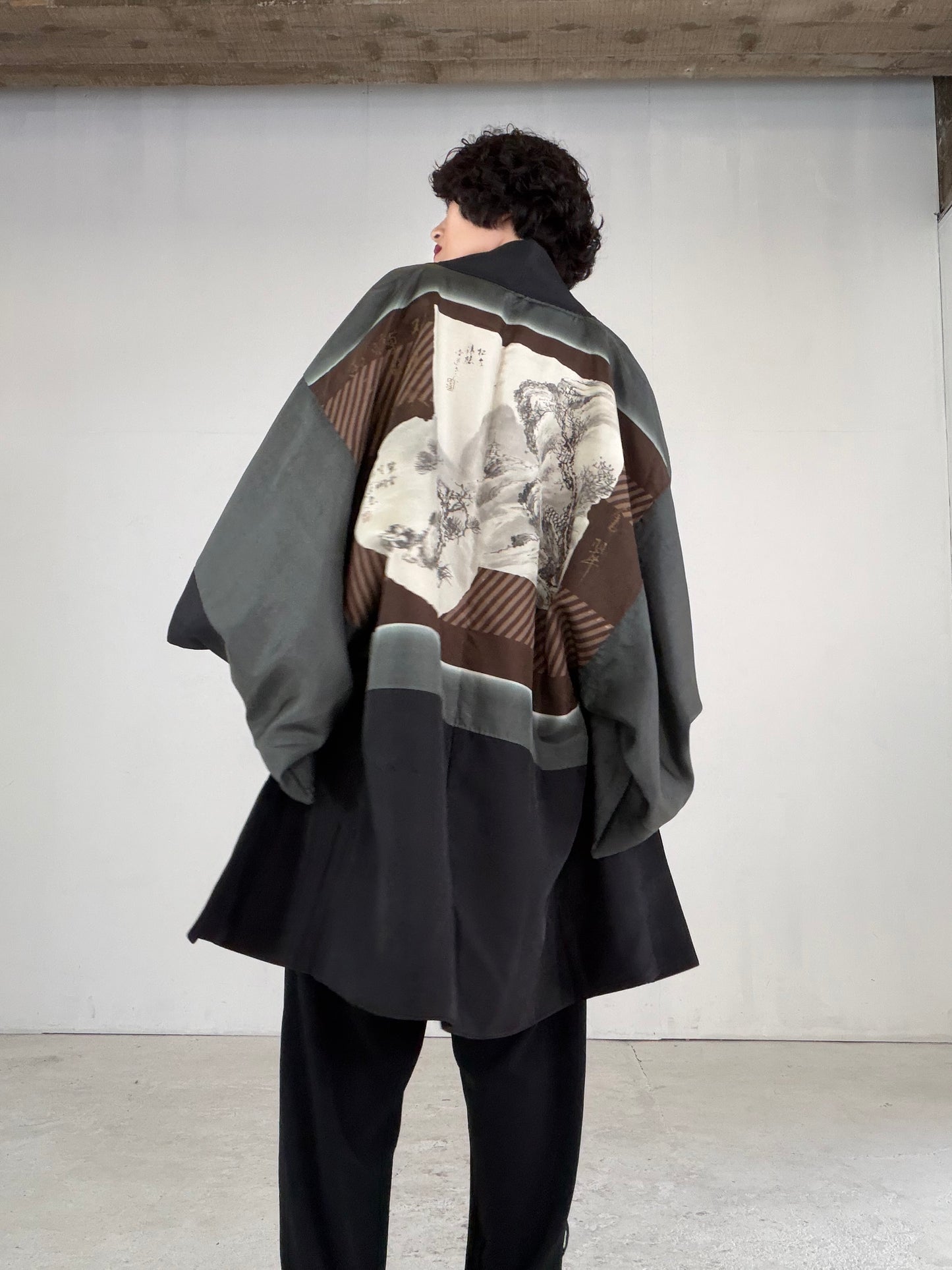 VINTAGE KUROMONTSUKI HAORI "nijuwa-mon, KUR119"